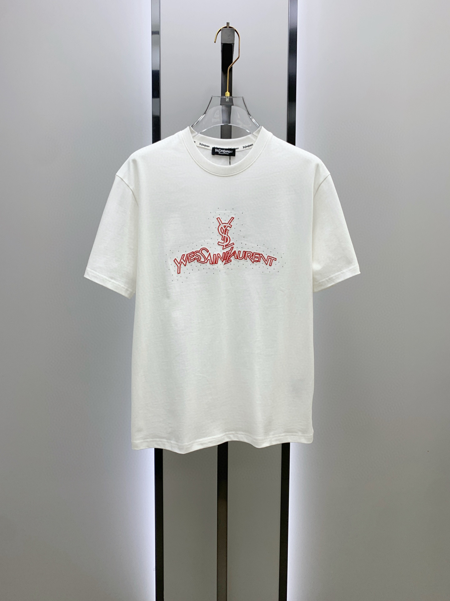 NO:432436,Saint Laurent's new short-sleeved T-shirt for summer 2025, the personalized art series exclusively released on the entire network. The versatile details are perfectly processed and pure cotton fabric is very exquisite. Original fabric. The same high-quality and comfortable hand feels very fashionable and personalized. A super versatile and beautiful style for men and women. The same color is black and white. The number of numbers M-3XL, saint laurent, T-shirt,tees, t-shirt,alexander wang19860909圣罗兰2025夏季新款短袖T恤,个性艺术系列全网独家首发 百搭款细节处理完美纯棉面料十分精致 原版面料 网红明星同款高版本 高品质手感非常舒服 时尚又个性 超级百搭好看的一款男女同款颜色黑、白 码数M-3XL,,saint laurent,T-shirt,tees，t-shirt,alexander wang,Men's clothing