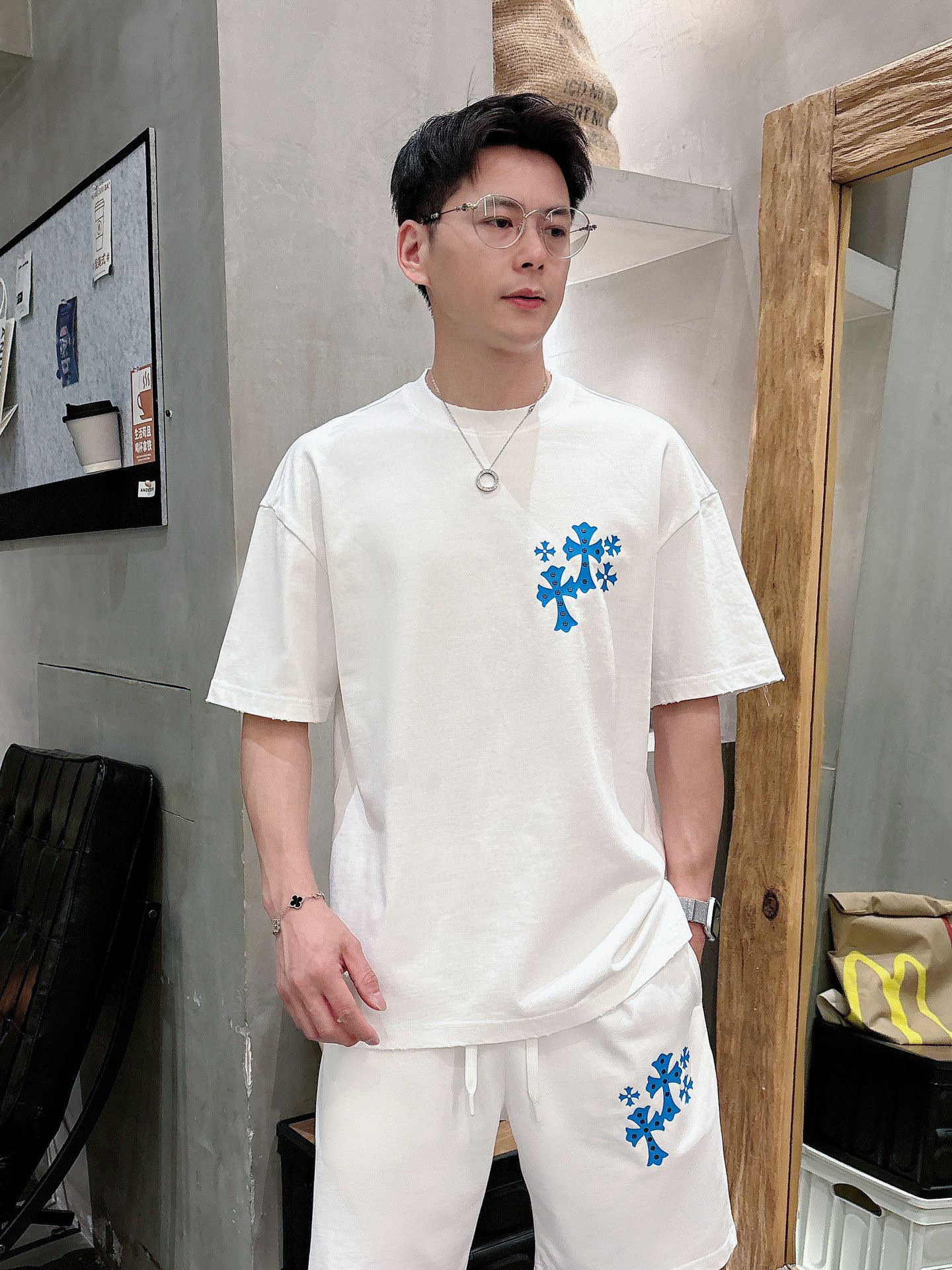 NO:432441,Crowxin High-end custom collar sleeve hem design is made of holes. The new 2025 spring and summer new model first-time counter latest short-sleeved shorts casual set. Heavy industry concave and convex pattern design. High-end pure cotton customization. The design is avant-garde and fashionable!  Brand logo heavy craftsmanship design, high-end customized pure cotton fabric, soft feel, comfortable to wear, exquisite counter-level car line, fine workmanship, invincible and handsome upper body effect!  A must-have item for handsome men!  Number of code M-2XL loose version: placing an order to report height and weight, chrome hearts, shorts, T-shirt, alexander wang19860909克罗心 高端定制领子袖子下摆做破洞设计 2025春夏新款首发专柜最新款短袖短裤休闲套装 重工凹凸图案设计 高端纯棉订制 设计前卫时尚！品牌logo重工艺设计 高端定制纯棉面料.手感柔软.穿着舒适.专柜级别精致车线.做工精细.上身效果无敌帅气！型男必备单品！ 码数M-2XL 宽松版型 下单报身高体重,,chrome hearts,shorts,T-shirt,alexander wang,Men's clothing