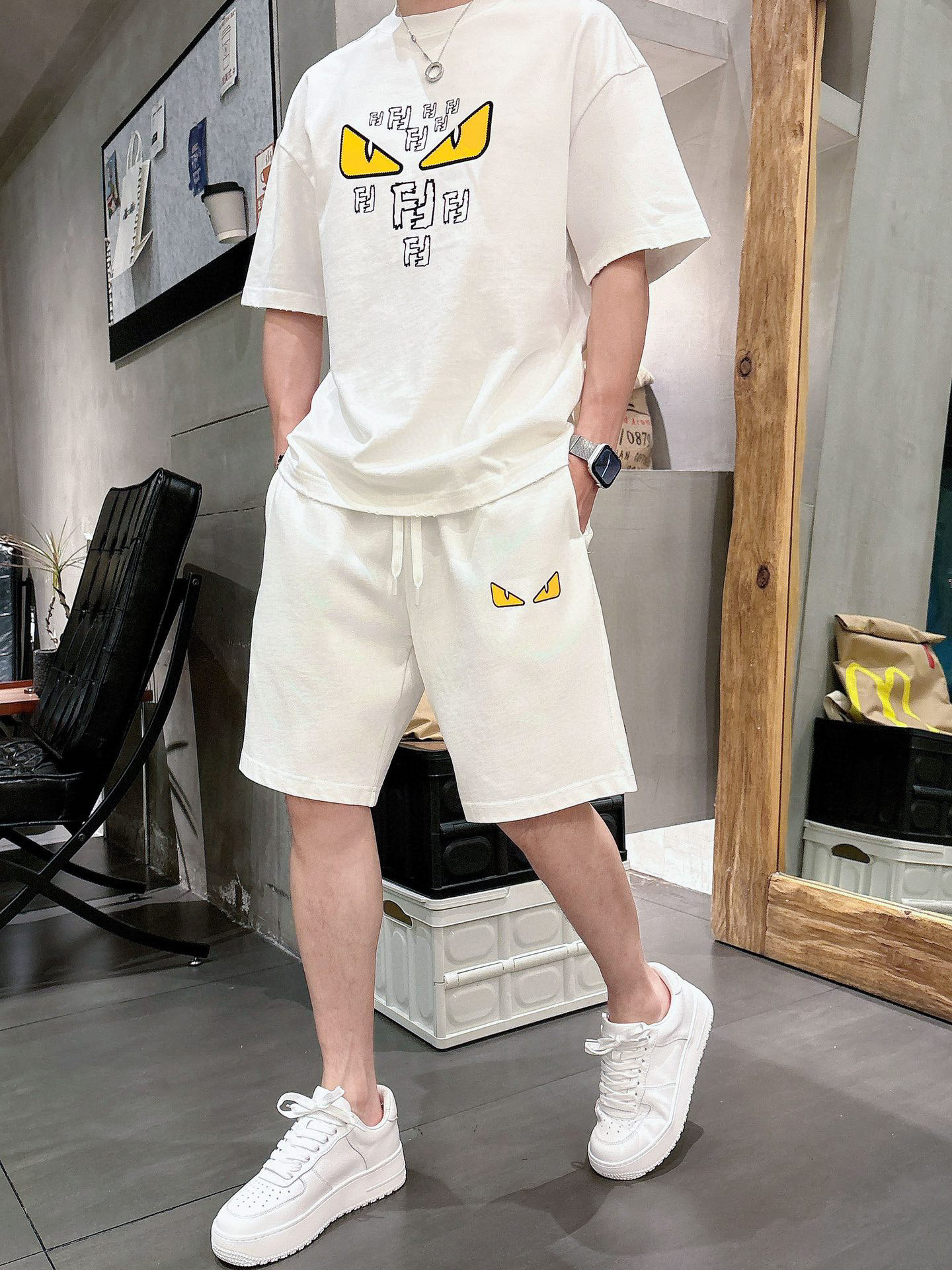 NO:432410,FEND. FEND High-end custom collar sleeve hem is made of ripped design. The new 2025 spring and summer new model first-time counter latest short-sleeved shorts casual set. Heavy industry concave and convex pattern design. High-end pure cotton customization. The design is avant-garde and fashionable!  Brand logo heavy craftsmanship design, high-end customized pure cotton fabric, soft feel, comfortable to wear, exquisite counter-level car line, fine workmanship, invincible and handsome upper body effect!  A must-have item for handsome men!  Number of code M-2XL loose version: placing an order to report height and weight, fendi, fendi, shorts, T-shirt, alexander wang19860909FEND. 芬迪 高端定制领子袖子下摆做破洞设计 2025春夏新款首发专柜最新款短袖短裤休闲套装 重工凹凸图案设计 高端纯棉订制 设计前卫时尚！品牌logo重工艺设计 高端定制纯棉面料.手感柔软.穿着舒适.专柜级别精致车线.做工精细.上身效果无敌帅气！型男必备单品！ 码数M-2XL 宽松版型 下单报身高体重,,fendi,fendi,shorts,T-shirt,alexander wang,Men's clothing