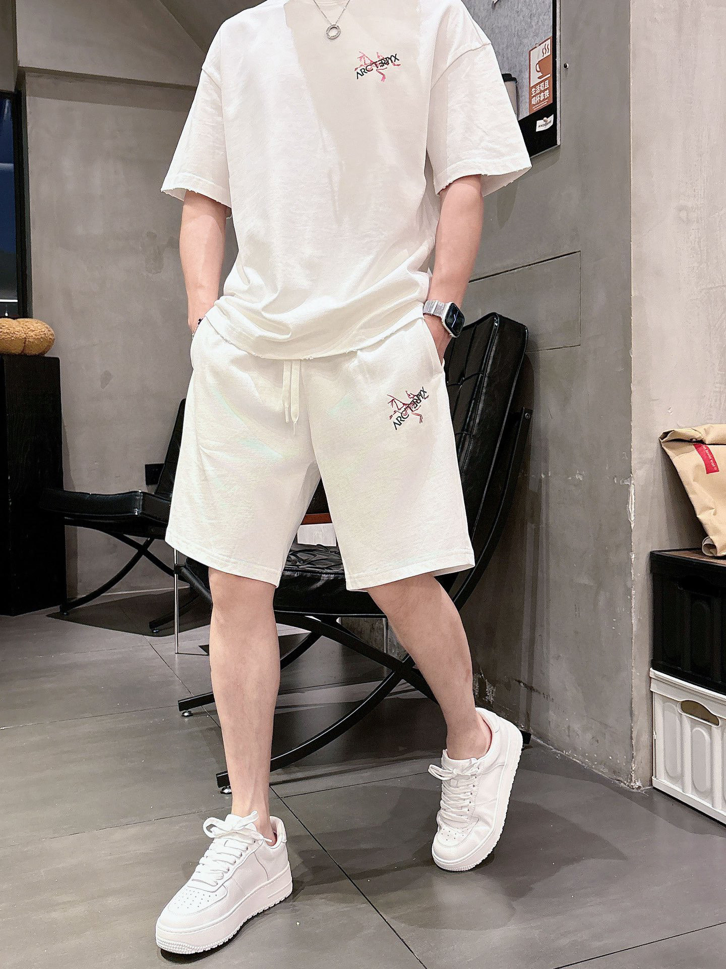 NO:432414,Archaeopteryx High-end custom collar sleeve hem making hole design for 2025 spring and summer new first-time counter latest short-sleeved shorts casual set Heavy industry concave and convex pattern design High-end pure cotton custom design Avant-garde and fashionable design!  Brand logo heavy craftsmanship design, high-end customized pure cotton fabric, soft feel, comfortable to wear, exquisite counter-level car line, fine workmanship, invincible and handsome upper body effect!  A must-have item for handsome men!  Number of code M-2XL loose version: placing an order to report height and weight, arc'teryx, shorts, T-shirt, alexander wang19860909始祖鸟 高端定制领子袖子下摆做破洞设计2025春夏新款首发专柜最新款短袖短裤休闲套装 重工凹凸图案设计 高端纯棉订制 设计前卫时尚！品牌logo重工艺设计 高端定制纯棉面料.手感柔软.穿着舒适.专柜级别精致车线.做工精细.上身效果无敌帅气！型男必备单品！ 码数M-2XL 宽松版型 下单报身高体重,arc'teryx,shorts,T-shirt,alexander wang,Men's clothing