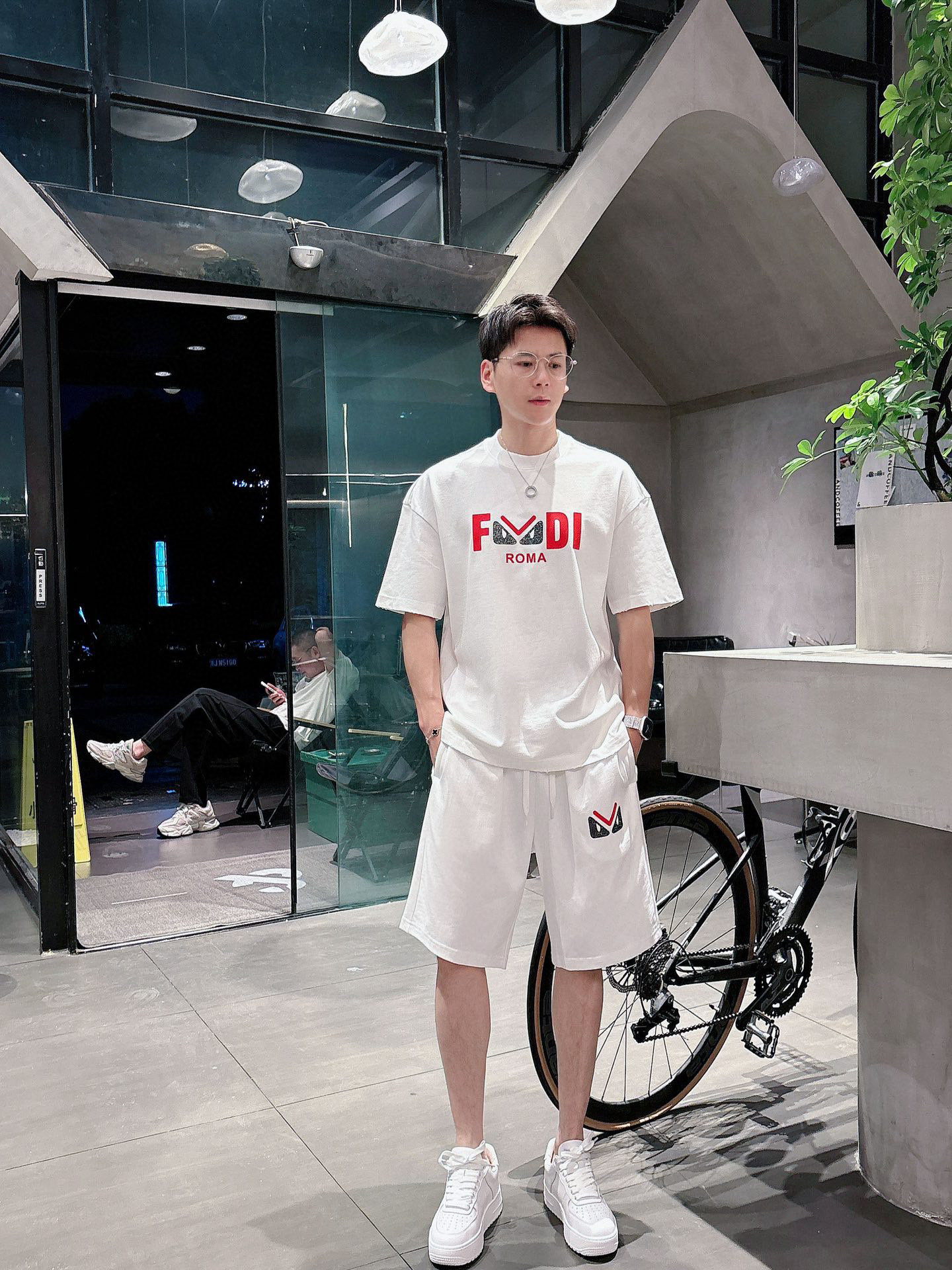 NO:432418,Fend. Fend. High-end custom collar sleeve hem is made of ripped design 2025 spring and summer new first-time counter latest short-sleeved shorts casual set Heavy industry concave and convex pattern design High-end pure cotton custom design Avant-garde and fashionable design!  Brand logo heavy craftsmanship design, high-end customized pure cotton fabric, soft feel, comfortable to wear, exquisite counter-level car line, fine workmanship, invincible and handsome upper body effect!  A must-have item for handsome men!  Number of code M-2XL loose version: placing an order to report height and weight, fendi, fendi, shorts, T-shirt, alexander wang19860909Fend. 芬迪 高端定制领子袖子下摆做破洞设计2025春夏新款首发专柜最新款短袖短裤休闲套装 重工凹凸图案设计 高端纯棉订制 设计前卫时尚！品牌logo重工艺设计 高端定制纯棉面料.手感柔软.穿着舒适.专柜级别精致车线.做工精细.上身效果无敌帅气！型男必备单品！ 码数M-2XL 宽松版型 下单报身高体重,,fendi,fendi,shorts,T-shirt,alexander wang,Men's clothing