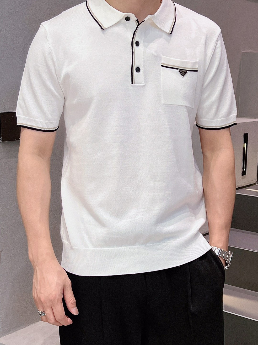 NO:432422,【PRAD knitted short sleeves are coming!  Super soft yarn skin-friendly and comfortable】New spring and summer short-sleeved knit sweater, released simultaneously on the official website, imported Italian blended wool, light and soft, the whole piece adopts 14 knitting method, and special color materials for men's clothing, shadow red, water mist gray, night stream blue. The upper body is skin-friendly and comfortable, breathable, low-key and luxurious. Color black khaki, code M-3XL (bust 50-58 size),,prada,T-shirt,alexander wang19860909【PRAD款针织短袖来袭了哦！超柔纱线亲肤舒适】春夏新品短袖针织衫,官网同步发售,意大利进口混纺羊毛,轻薄柔软,全件采用14针织法,选用男装特别色料,暗影红,水雾灰,夜涧蓝.上身亲肤舒适透气,低调奢华. 颜色黑色 卡其色 码数M-3XL（胸围50-58尺寸）,,prada,T-shirt,alexander wang,Men's clothing