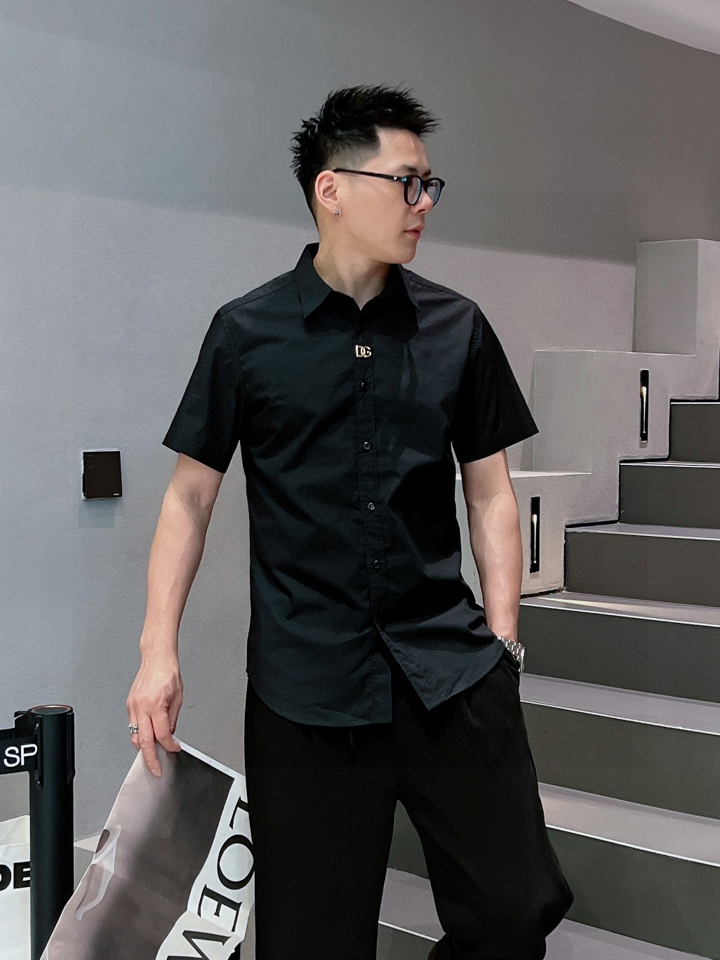 NO:432430,D&G Dolce & Gabbana *2025 handsome slim fit short-sleeved shirt, Lutai silky fabric, comfortable and breathable, casual shirt, simple and fashionable, calm and versatile, handsome and elegant Pure imported customized fabrics Not easy to wrinkle Luxury as new, delicate and exquisite workmanship, impeccable, superb upper body effect, one of the essential wardrobe models Size M-XXXL slim fit, Dolce & Gabbana, Dolce & Gabbana, Shirts, T-shirt, alexander wang19860909D&G 杜嘉班纳 *2025帅气修身备款短袖衬衫,鲁泰丝滑面料,舒服透气,休闲衬衣,简约时尚,从容百搭,帅气优雅 纯进口订制面料 不易起皱 奢华如新 做工细致精湛 无可挑剔 上身效果超级赞 衣橱必备款之一 尺码M-XXXL修身版型,,Dolce&Gabbana,Dolce&Gabbana,shirts,T-shirt,alexander wang,Men's clothing