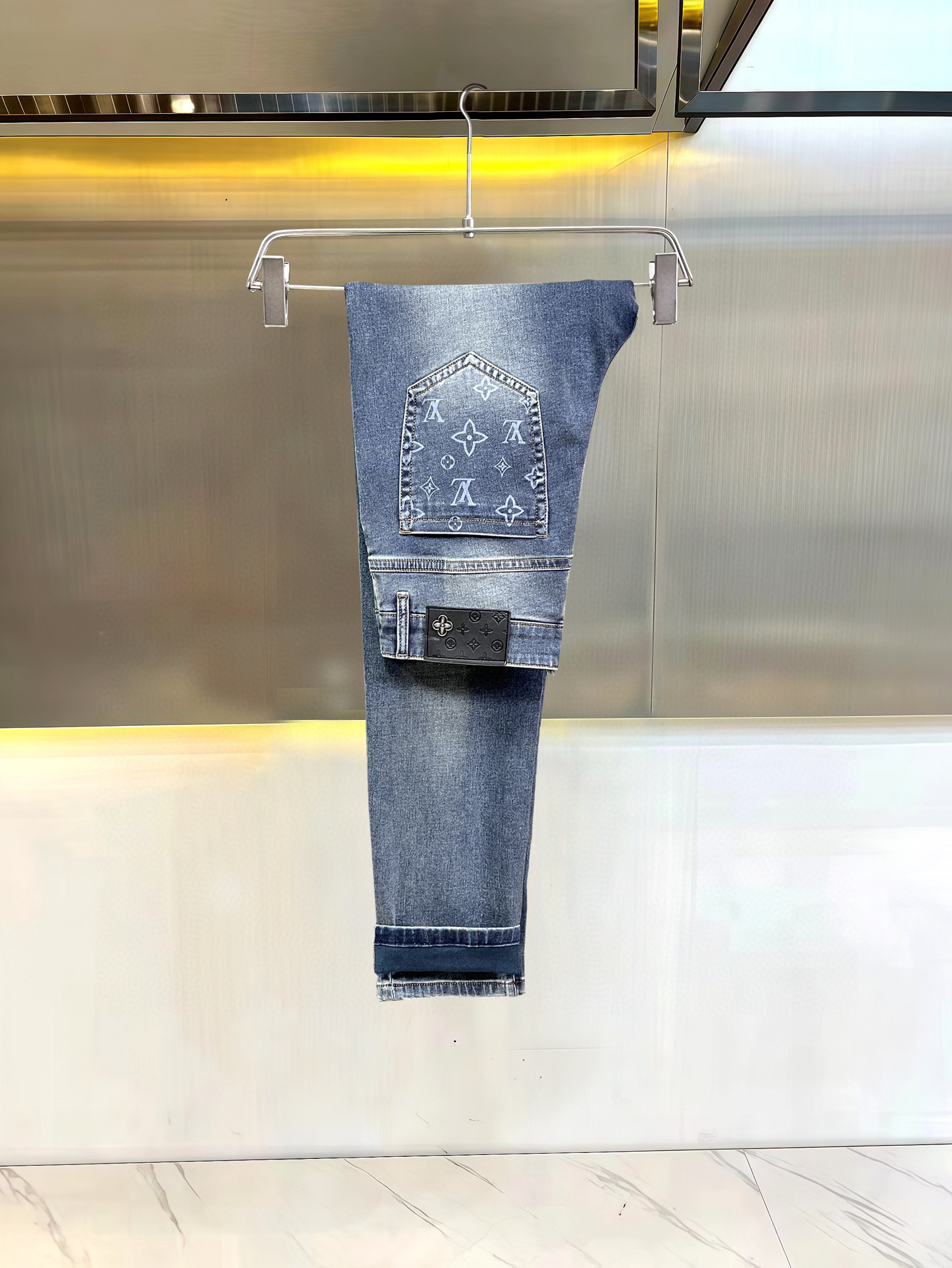 NO:432437,【LV】Simple and fashionable. The spring and summer jeans are very comfortable to wear, low-key and luxurious. They are very classy when worn. There is no need to say much about the style and cutting of the pants. The upper body is exquisite and vivid. The truly first-class quality is the true palace-grade casual pants, which are made of Turkey's cotton, produce the most famous tannin cloth. The quality is excellent, and the pants are soft after heavy washing!  Straight-footed style, not picky, the upper body is absolutely stylish, the waist is inlaid with silver jewelry, extremely luxurious. 29-38.,,louis vuitton,jeans,alexander wang19860909【 LV】简约时尚 春夏牛仔裤身穿着非常舒适 低调不失奢华 穿出去非常有档次,裤型款式和裁剪亦无需多言 上身精致跃然.真正一等一顶级质料 真正殿堂级的休闲裤,选用土耳其的棉花 生产出最有名的单宁布 品质卓然,经过重水洗使得裤子很柔软！直脚的版型 不挑人 上身绝对的有型 裤腰镶嵌银饰达人设计 极度奢华.29-38.,,louis vuitton,jeans,alexander wang,Men's clothing