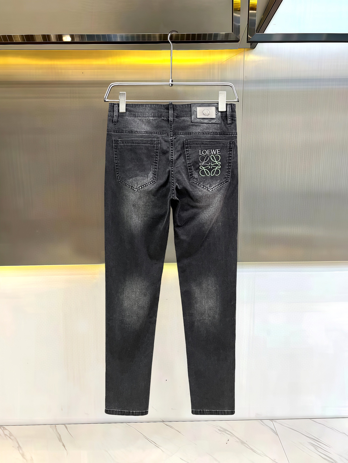Stylish and Comfortable Spring/Summer Jeans: Sophisticated, Low-key, Luxurious Design with Silver Details. - 图片 2
