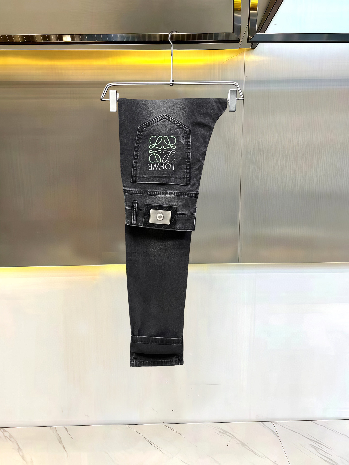 Stylish and Comfortable Spring/Summer Jeans: Sophisticated, Low-key, Luxurious Design with Silver Details. - 图片 3