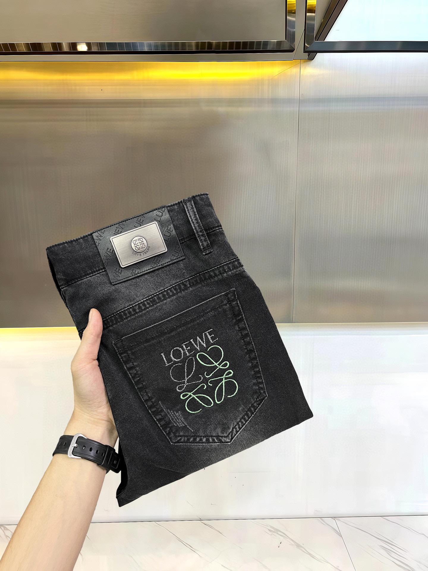 Stylish and Comfortable Spring/Summer Jeans: Sophisticated, Low-key, Luxurious Design with Silver Details. - 图片 4