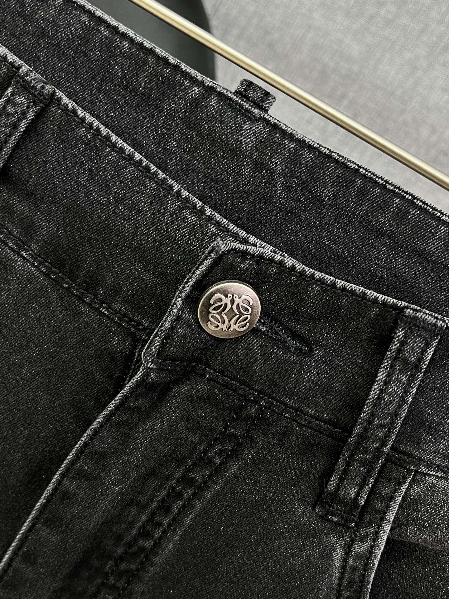 Stylish and Comfortable Spring/Summer Jeans: Sophisticated, Low-key, Luxurious Design with Silver Details. - 图片 5