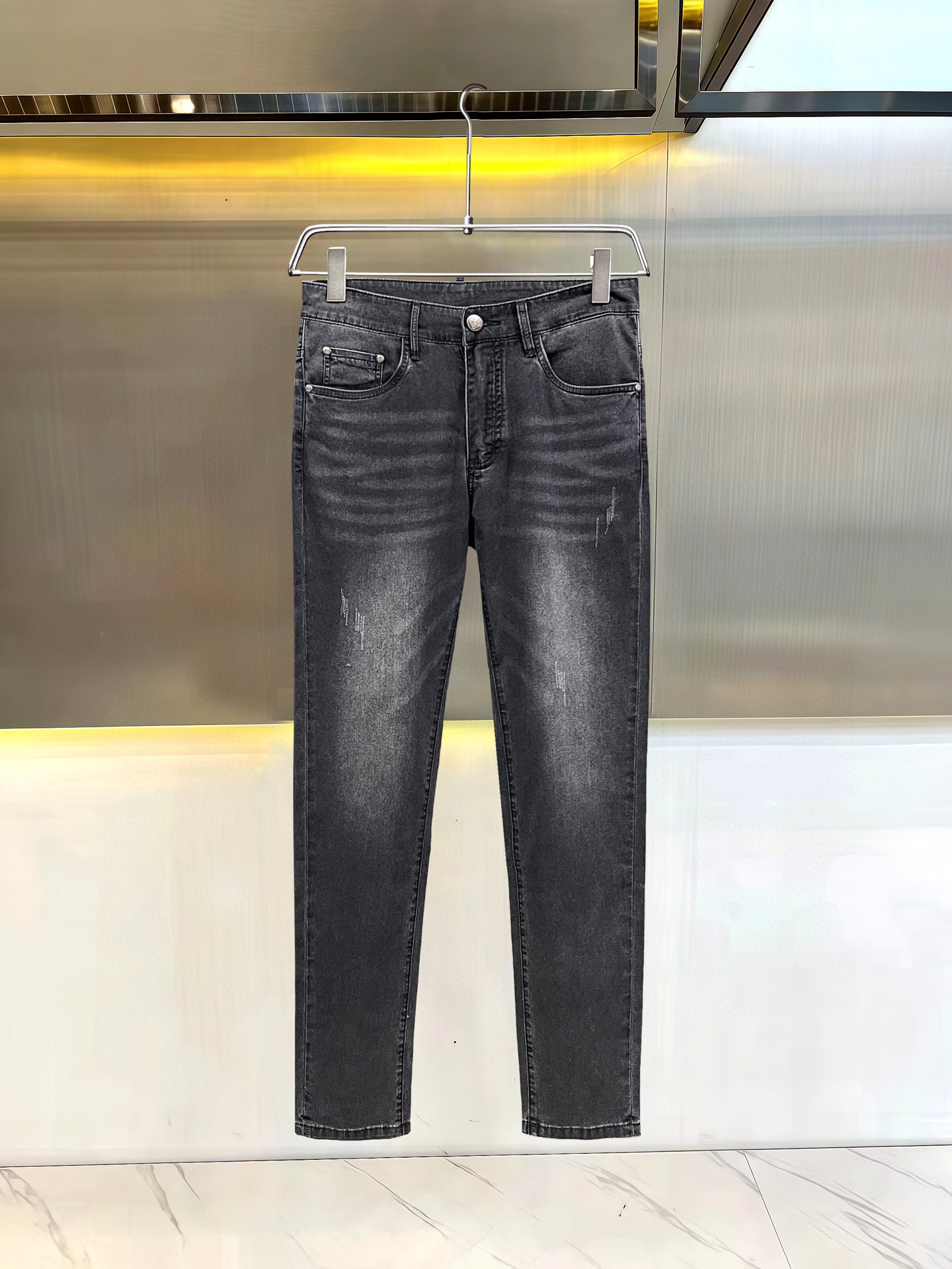 Stylish and Comfortable Spring/Summer Jeans: Sophisticated, Low-key, Luxurious Design with Silver Details. - 图片 1