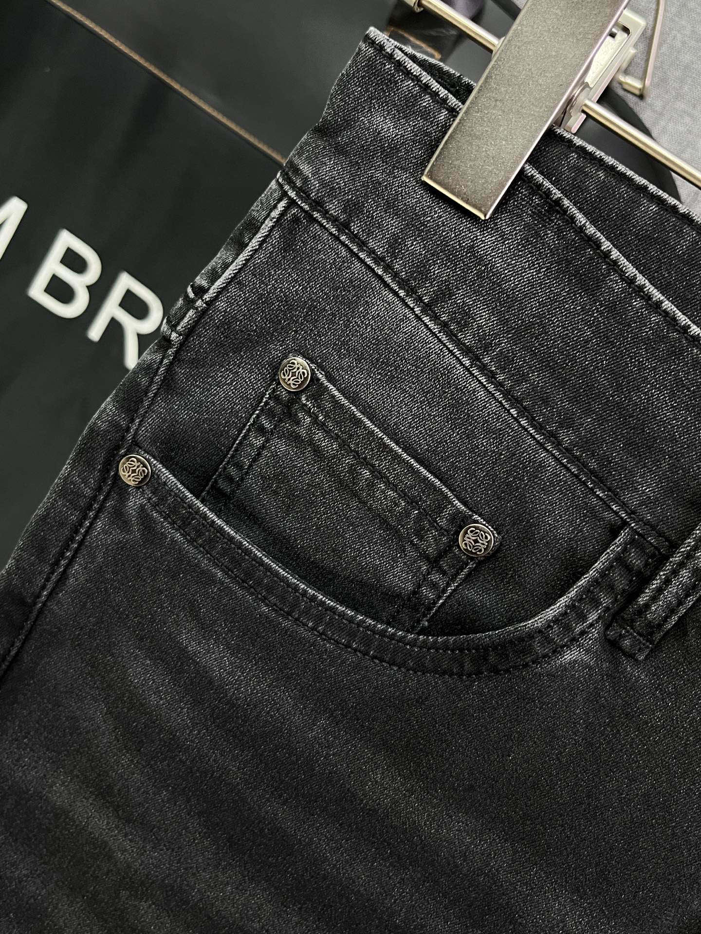 Stylish and Comfortable Spring/Summer Jeans: Sophisticated, Low-key, Luxurious Design with Silver Details. - 图片 6