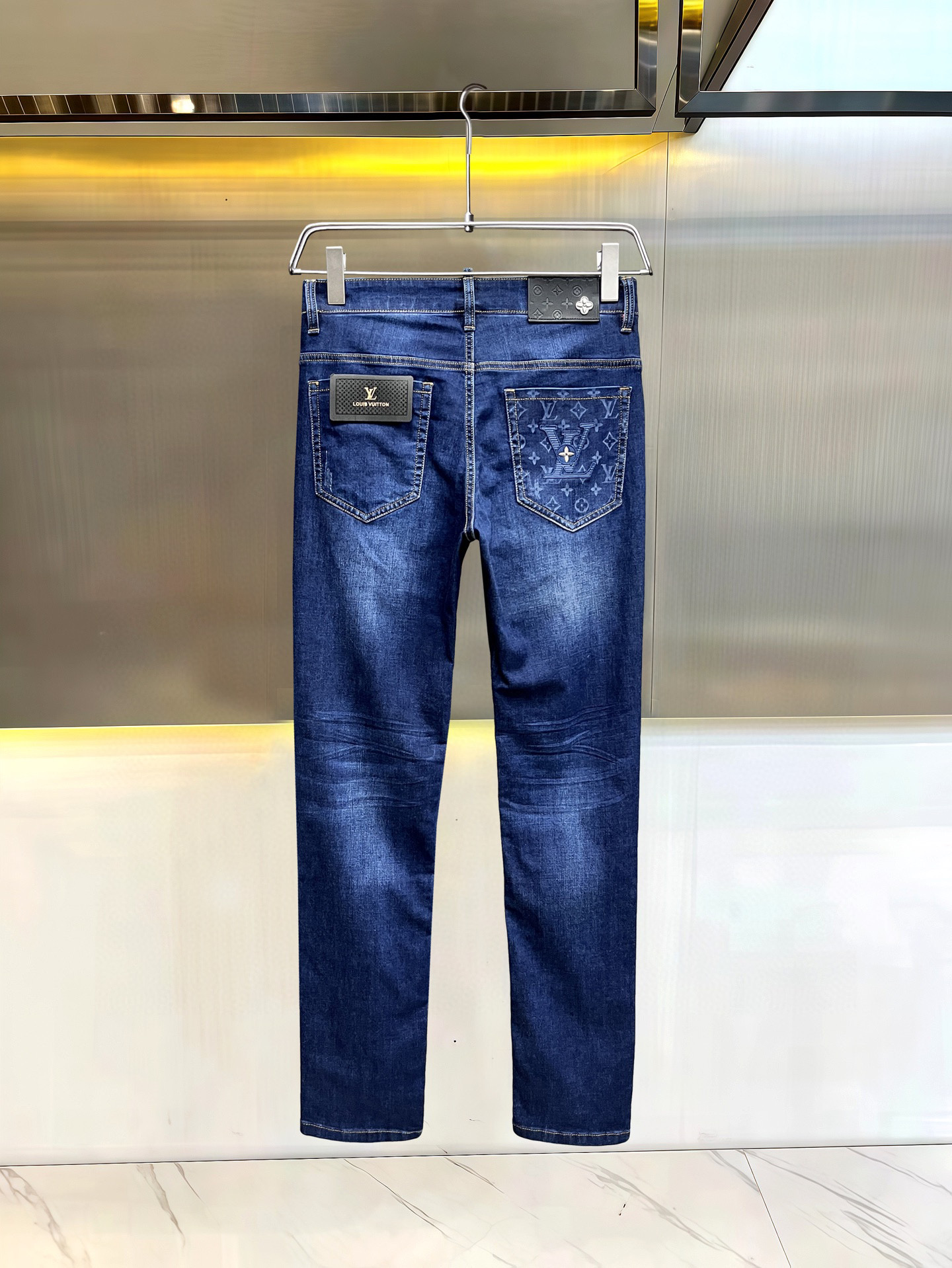 NO:432447,【LV】Simple and fashionable. The spring and summer jeans are very comfortable to wear, low-key and luxurious. They are very classy when worn. There is no need to say much about the style and cutting of the pants. The upper body is exquisite and vivid. The truly first-class quality is the true palace-grade casual pants, which are made of Turkey's cotton, produce the most famous tannin cloth. The quality is excellent, and the pants are soft after heavy washing!  Straight-footed style, not picky, the upper body is absolutely stylish, the waist is inlaid with silver jewelry, extremely luxurious. 29-38.,,louis vuitton,jeans,alexander wang19860909【 LV】简约时尚 春夏牛仔裤身穿着非常舒适 低调不失奢华 穿出去非常有档次,裤型款式和裁剪亦无需多言 上身精致跃然.真正一等一顶级质料 真正殿堂级的休闲裤,选用土耳其的棉花 生产出最有名的单宁布 品质卓然,经过重水洗使得裤子很柔软！直脚的版型 不挑人 上身绝对的有型 裤腰镶嵌银饰达人设计 极度奢华.29-38.,,louis vuitton,jeans,alexander wang,Men's clothing