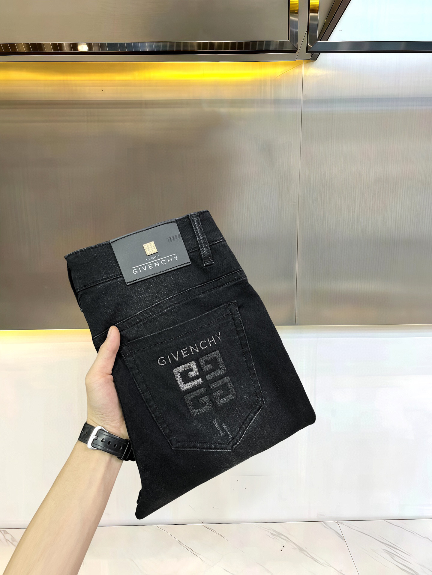 Stylish and Sophisticated Spring/Summer Jeans with Silver Waist Detail – P574 Fashion Review - 图片 4