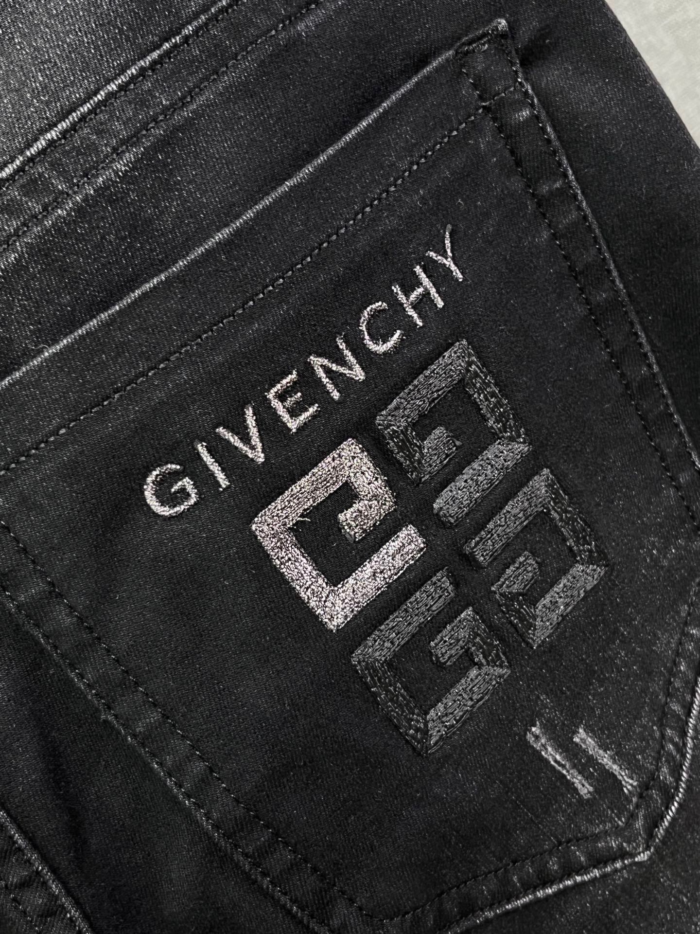 Stylish and Sophisticated Spring/Summer Jeans with Silver Waist Detail – P574 Fashion Review - 图片 8