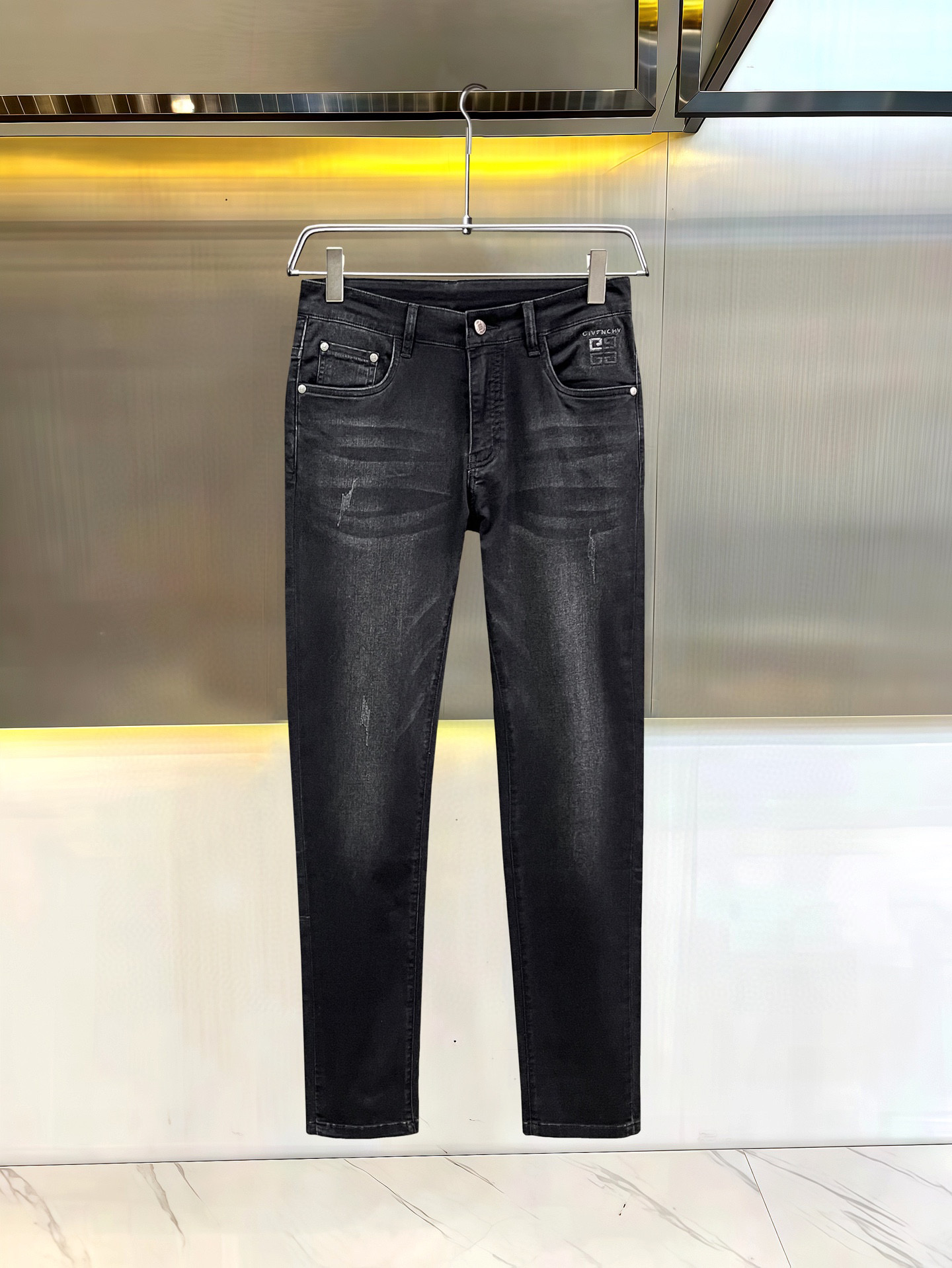Stylish and Sophisticated Spring/Summer Jeans with Silver Waist Detail – P574 Fashion Review - 图片 2