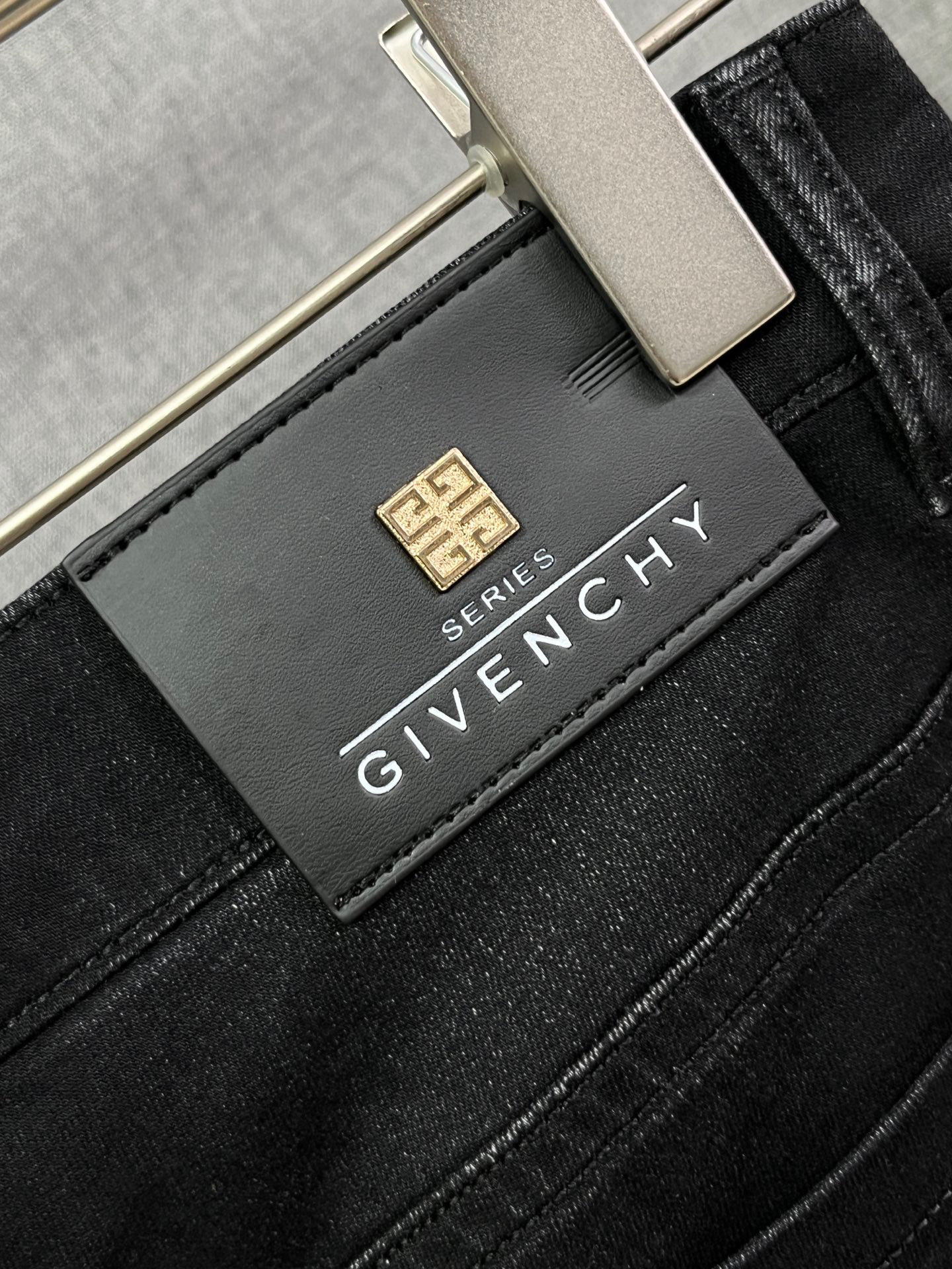 Stylish and Sophisticated Spring/Summer Jeans with Silver Waist Detail – P574 Fashion Review - 图片 7