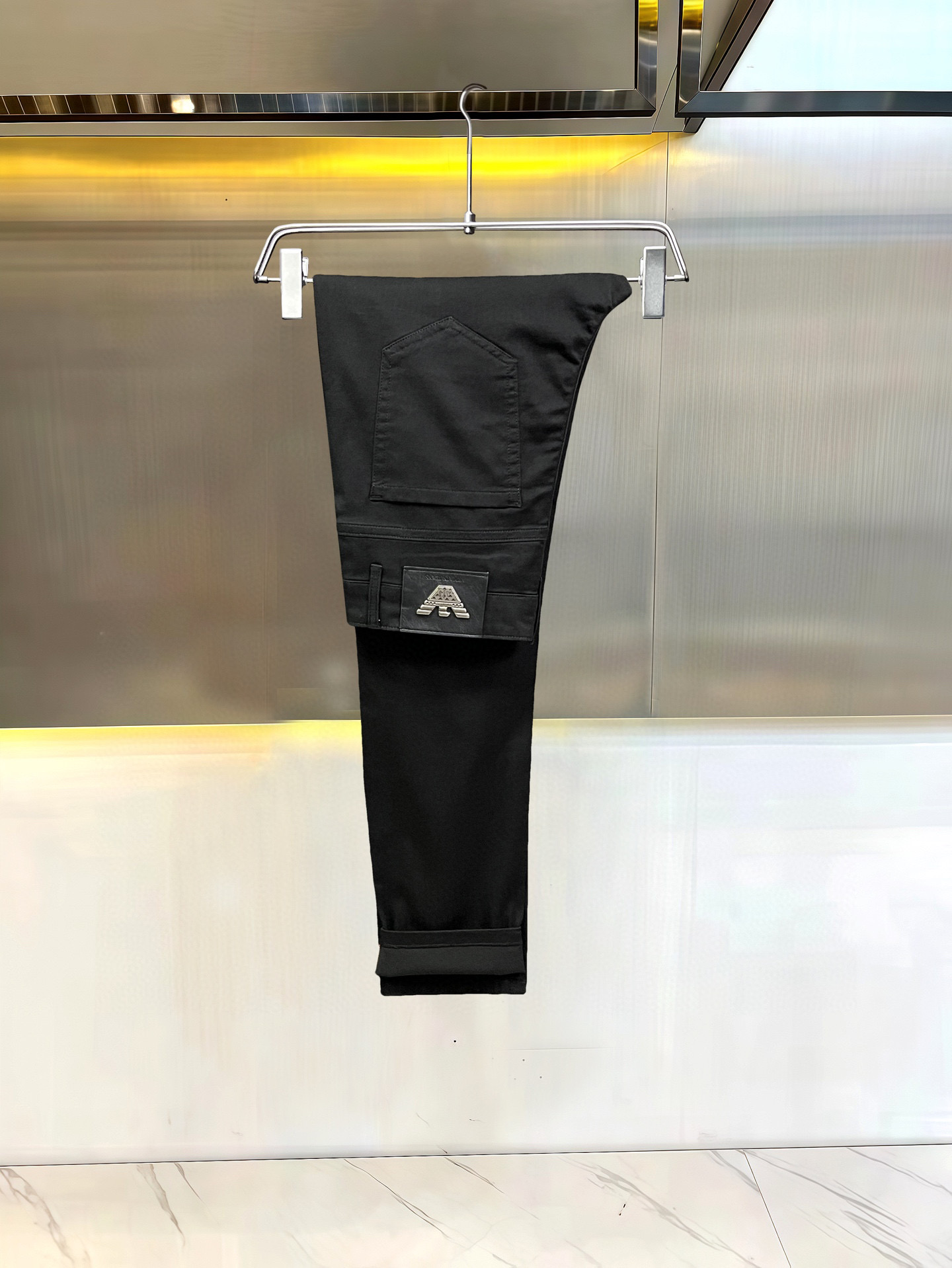 NO:432458,【Armani】Simple and fashionable. The spring and summer jeans are very comfortable to wear, low-key and luxurious. They are very classy when worn. There is no need to say much about the style and cutting of the pants. The upper body is exquisite and vivid. The truly first-class quality is the true palace-grade casual pants, which are made of Turkish cotton, produce the most famous tannin cloth. The quality is excellent, and the pants are soft after heavy washing!  Straight-footed style, not picky, the upper body is absolutely stylish, the waist is inlaid with silver jewelry, extremely luxurious. 29-38.,,armani,jeans,alexander wang19860909【 阿玛尼】简约时尚 春夏牛仔裤身穿着非常舒适 低调不失奢华 穿出去非常有档次,裤型款式和裁剪亦无需多言 上身精致跃然.真正一等一顶级质料 真正殿堂级的休闲裤,选用土耳其的棉花 生产出最有名的单宁布 品质卓然,经过重水洗使得裤子很柔软！直脚的版型 不挑人 上身绝对的有型 裤腰镶嵌银饰达人设计 极度奢华.29-38.,,armani,jeans,alexander wang,Men's clothing