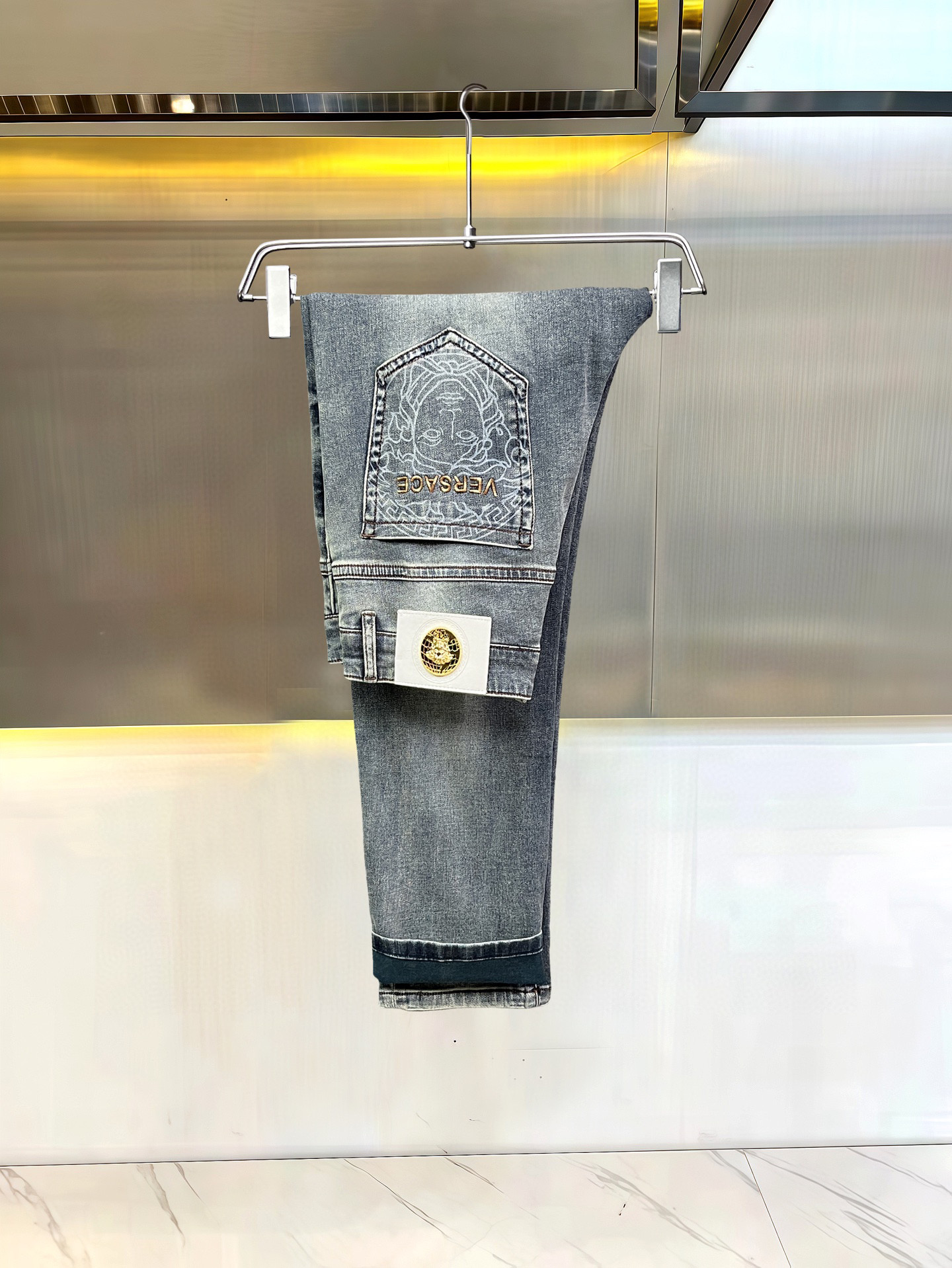 Stylish Silver-Waisted Jeans: Comfortable, Classy, and Luxurious for Spring/Summer - 图片 4