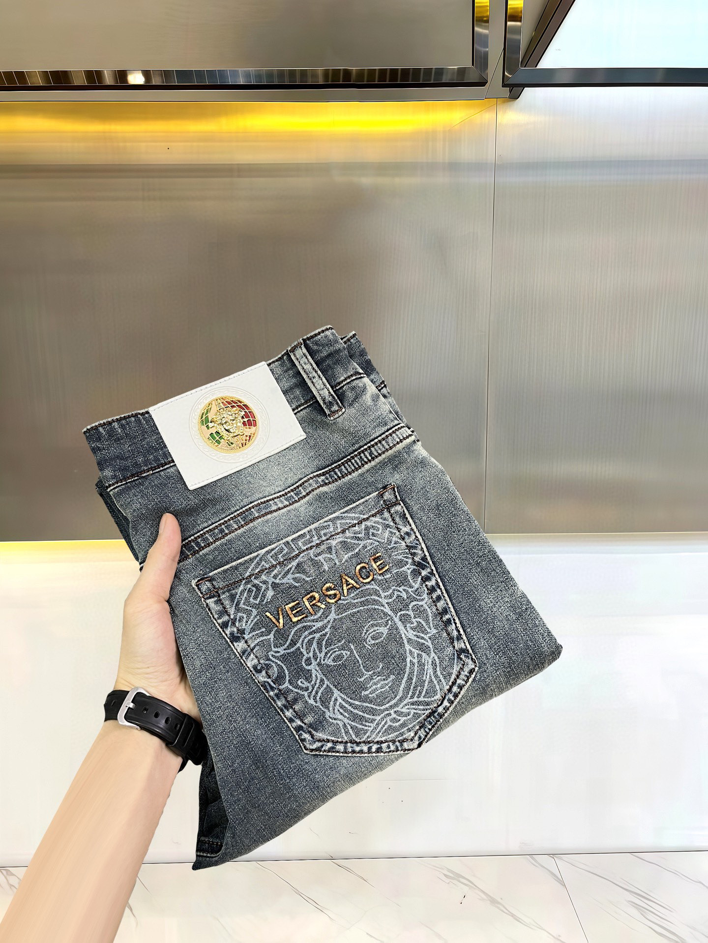 Stylish Silver-Waisted Jeans: Comfortable, Classy, and Luxurious for Spring/Summer - 图片 3