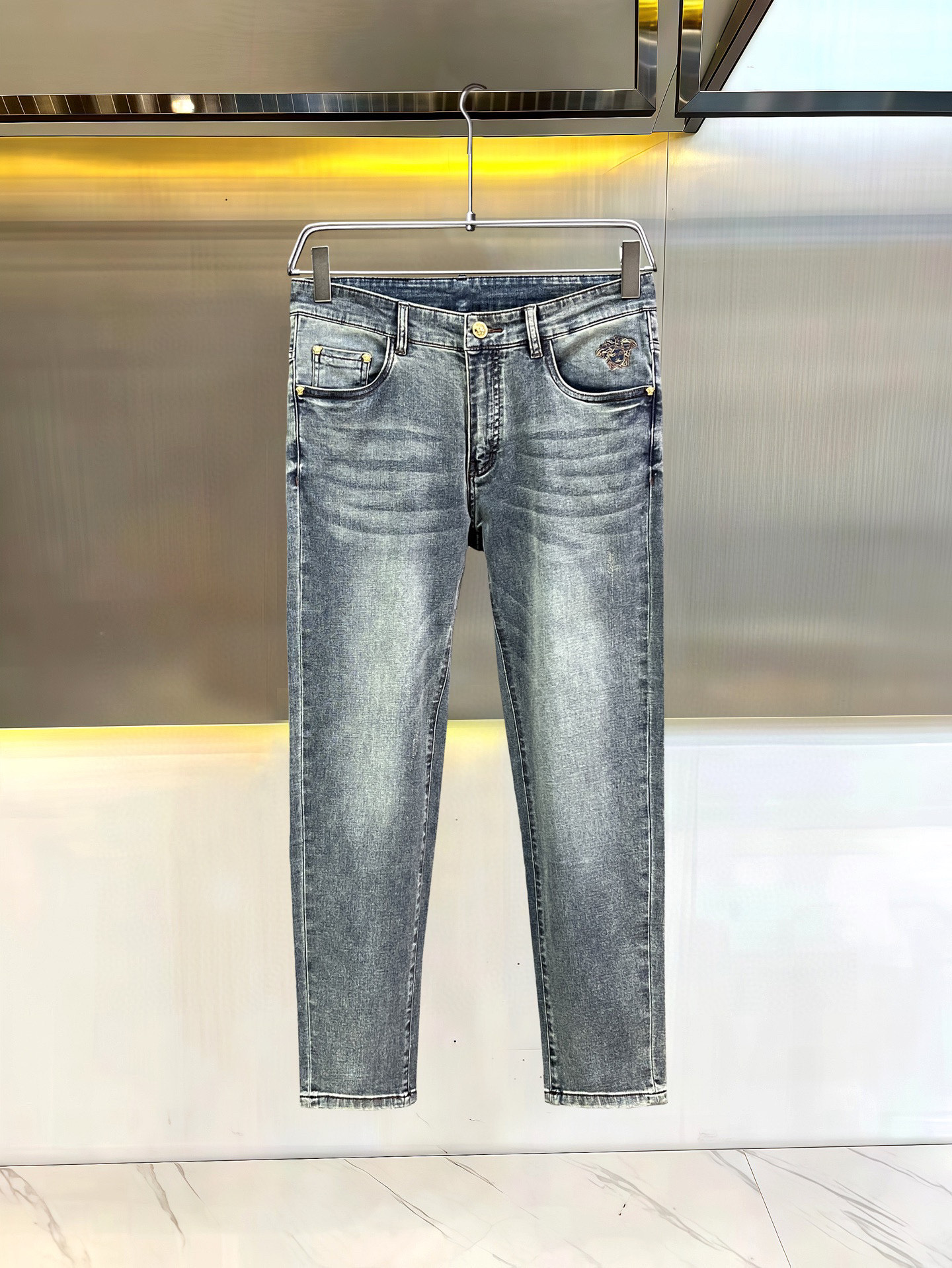 Stylish Silver-Waisted Jeans: Comfortable, Classy, and Luxurious for Spring/Summer - 图片 1