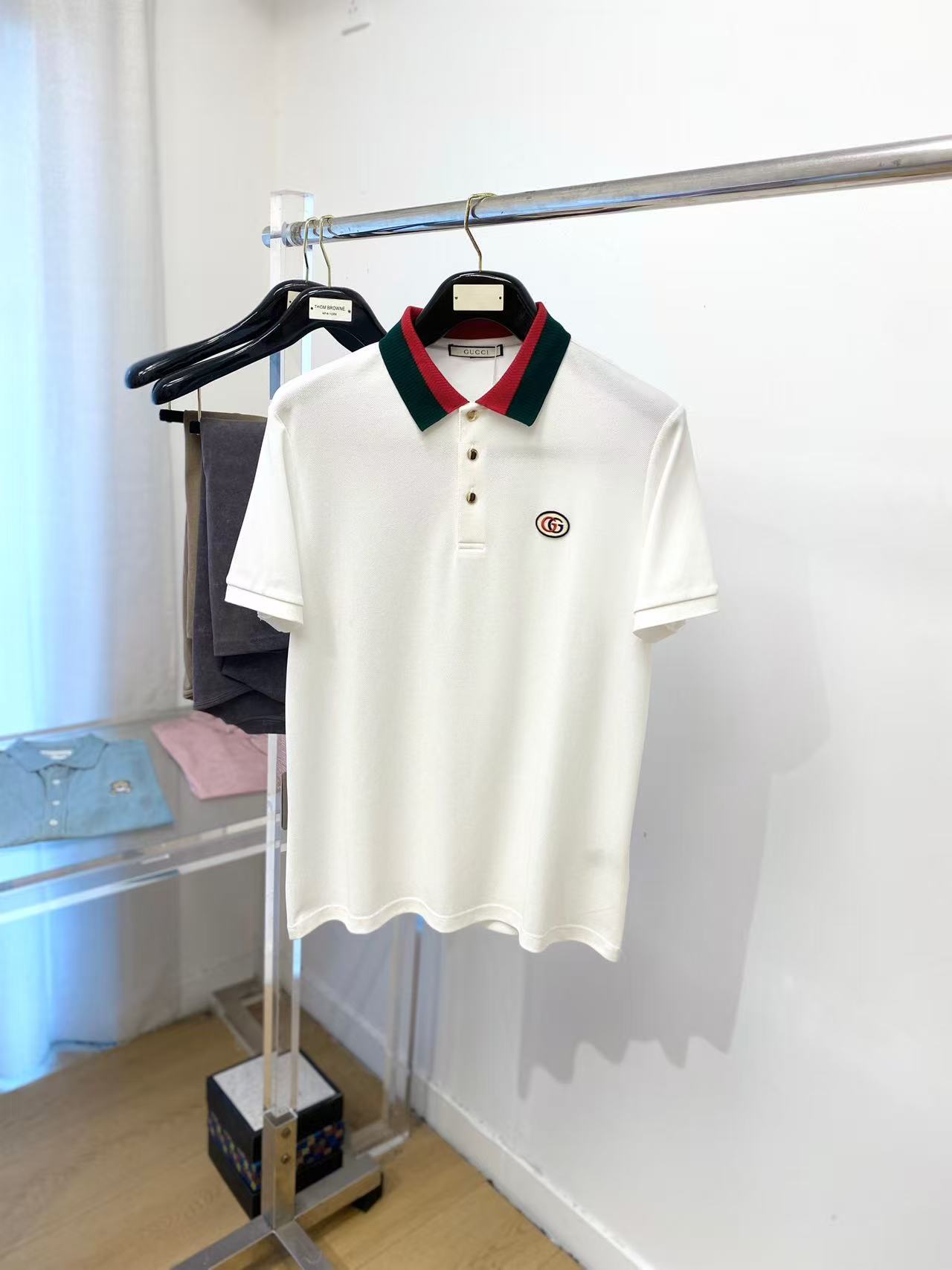 NO:510284,.【Gucci】Stylish and simple short-sleeved T-shirt is famous for its simple and delicate design and high-quality details, perfectly cut, and the latest British hanging dot and thread technology after the label is more perfect, the materials are meticulous, suitable for any occasion, excellent feel, comfortable and breathable! It is the choice of men who focus on practicality and quality. The original quality is synchronized by the official website [strong]. The new model is available for sale immediately, and there are large products [handshake] 174 jin wear L size, the maximum jin can be worn! M-3XL., gucci, T-shirt,tees, t-shirt,alexander wang19860909.【 古驰】 时尚简约 短袖T恤 简洁细腻的设计和高质细节而闻名,裁剪完美,后标最新英国吊点线技术,更加完美,用料一丝不苟,适合任何场合, 手感极佳 舒服又透气! 是注重实用和品质的男士的选择.原單品質 官網同步[强].新款上市 即转即卖 有大货[握手] 174 斤穿L码 最大可以穿斤！M-3XL.,,gucci,T-shirt,tees，t-shirt,alexander wang,Men's clothing