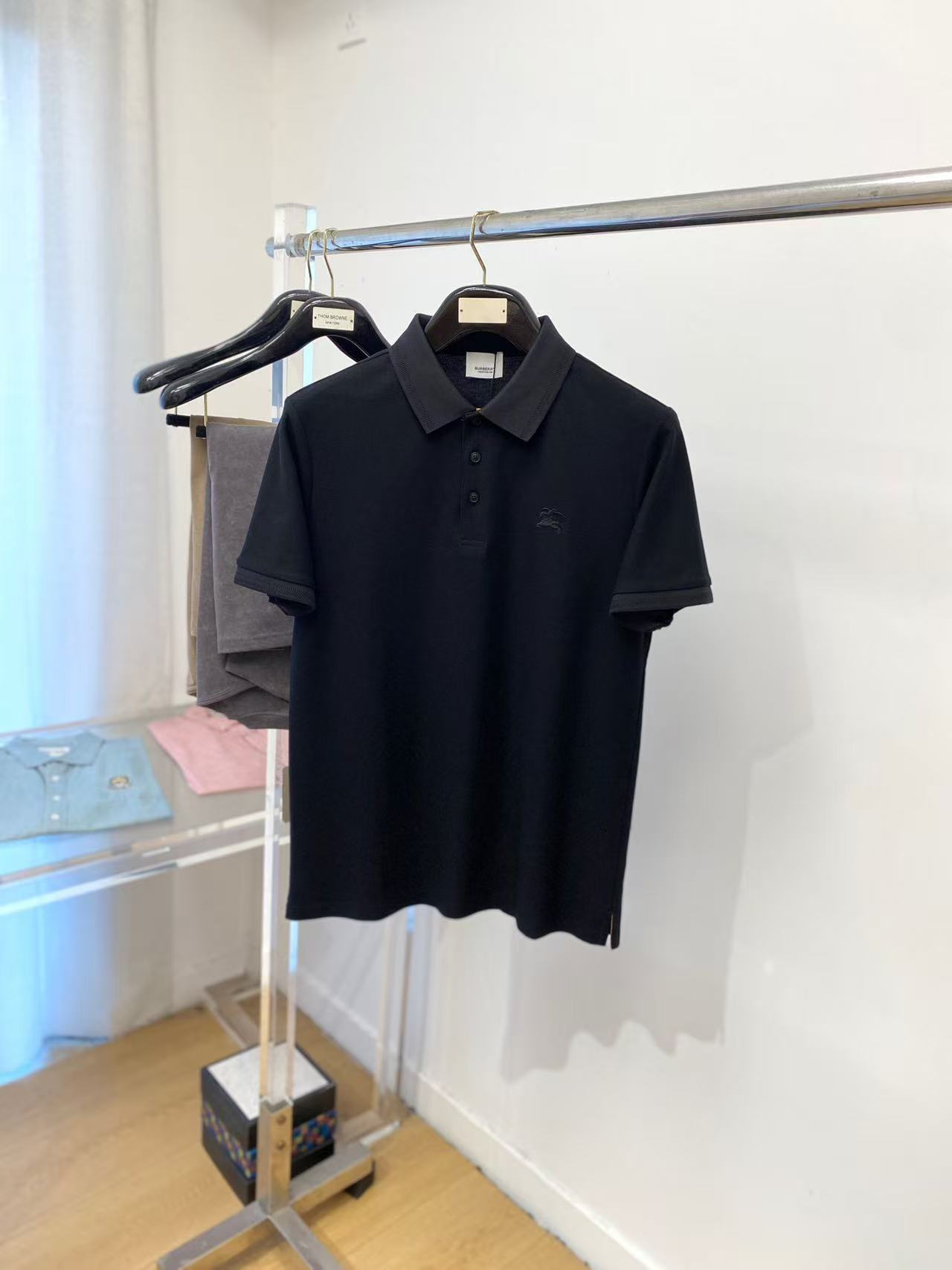 NO:510286,.【Burberry】Stylish and simple short-sleeved T-shirt is famous for its simple and delicate design and high-quality details, perfectly cut, and the latest British hanging dot and thread technology after the label is more perfect, the materials are meticulous, suitable for any occasion, excellent feel, comfortable and breathable! It is the choice of men who focus on practicality and quality. The original quality is synchronized by the official website [strong]. The new model is available for sale immediately, and there are large products [handshake] 174 jin wear L size, the maximum jin can be worn! M-3XL., burberry, T-shirt, tees, t-shirt, alexander wang19860909.【 巴宝莉】 时尚简约 短袖T恤 简洁细腻的设计和高质细节而闻名,裁剪完美,后标最新英国吊点线技术,更加完美,用料一丝不苟,适合任何场合, 手感极佳 舒服又透气! 是注重实用和品质的男士的选择.原單品質 官網同步[强].新款上市 即转即卖 有大货[握手] 174 斤穿L码 最大可以穿斤！M-3XL.,,burberry,T-shirt,tees，t-shirt,alexander wang,Men's clothing