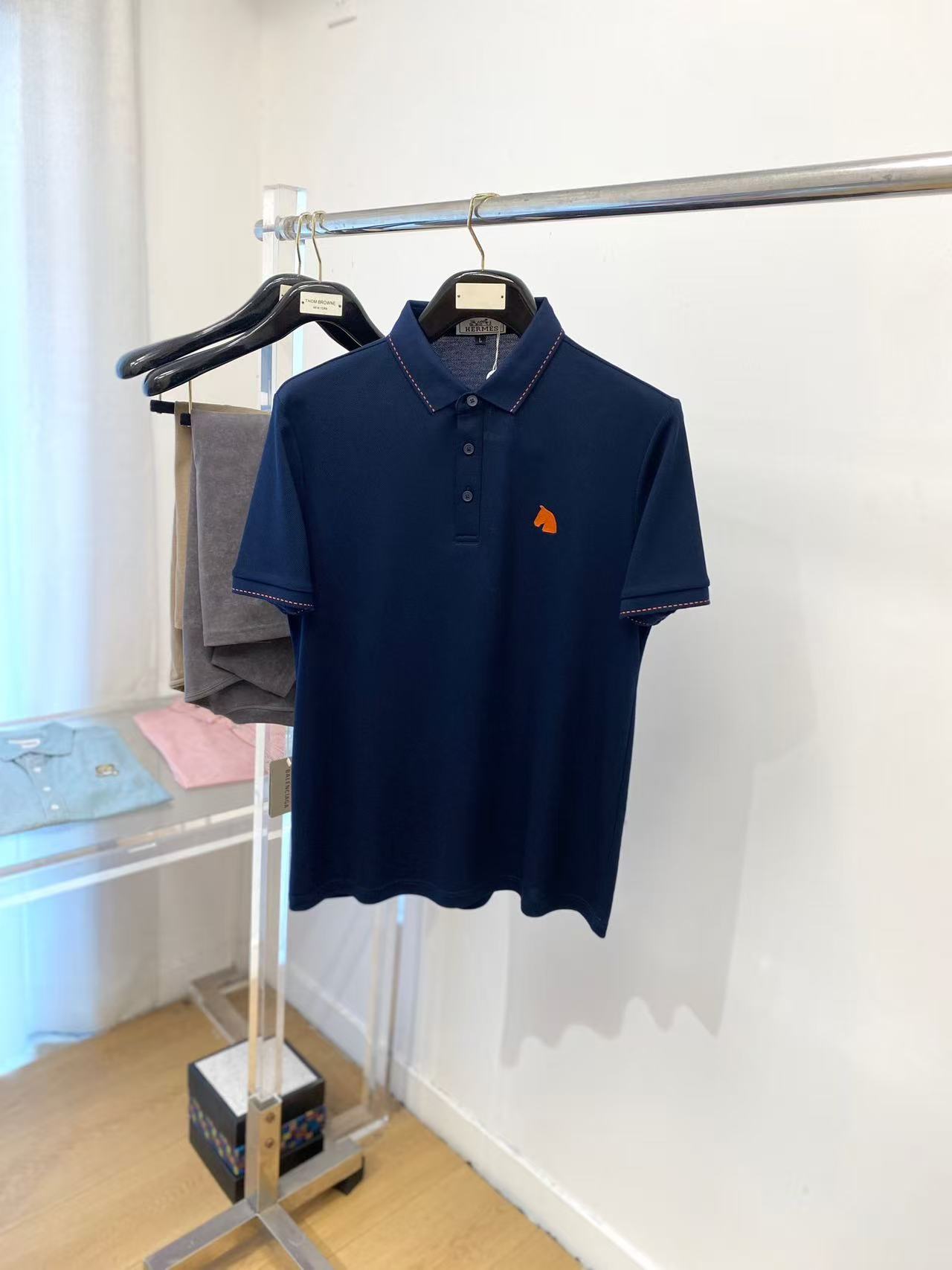 NO:510289,.【Hermes】 Fashionable and simple short-sleeved T-shirt is famous for its simple and delicate design and high-quality details, perfectly tailored, and the latest British hanging dot and thread technology after the label is more perfect, the materials are meticulous, suitable for any occasion, excellent feel, comfortable and breathable! It is the choice of men who focus on practicality and quality. The original quality is synchronized by the official website [strong]. The new model is available for sale immediately, and there are large products [handshake] 174 jin wear L size, the maximum jin can be worn! M-3XL., hermes, T-shirt,tees, t-shirt,alexander wang19860909.【 爱马仕】 时尚简约 短袖T恤 简洁细腻的设计和高质细节而闻名,裁剪完美,后标最新英国吊点线技术,更加完美,用料一丝不苟,适合任何场合, 手感极佳 舒服又透气! 是注重实用和品质的男士的选择.原單品質 官網同步[强].新款上市 即转即卖 有大货[握手] 174 斤穿L码 最大可以穿斤！M-3XL.,,hermes,T-shirt,tees，t-shirt,alexander wang,Men's clothing