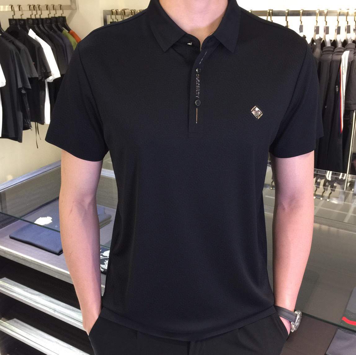 NO:510307,.【Burberry】Stylish and simple short-sleeved T-shirt is famous for its simple and delicate design and high-quality details, perfect cut, and the latest British hanging dot and line technology after the label is more perfect, the materials are meticulous, suitable for any occasion, excellent feel, comfortable and breathable! It is the choice of men who focus on practicality and quality. The original quality is synchronized by the official website [strong]. The new model is available for sale immediately, and there are large products [handshake] 174 catties, wear L, wear 190 catties. M-3XL.,,burberry,T-shirt,tees,t-shirt,alexander wang19860909.【 巴宝莉】 时尚简约 短袖T恤 简洁细腻的设计和高质细节而闻名,裁剪完美,后标最新英国吊点线技术,更加完美,用料一丝不苟,适合任何场合, 手感极佳 舒服又透气! 是注重实用和品质的男士的选择.原單品質 官網同步[强].新款上市 即转即卖 有大货[握手] 174 斤 穿L 最大穿190斤.M-3XL.,,burberry,T-shirt,tees，t-shirt,alexander wang,Men's clothing