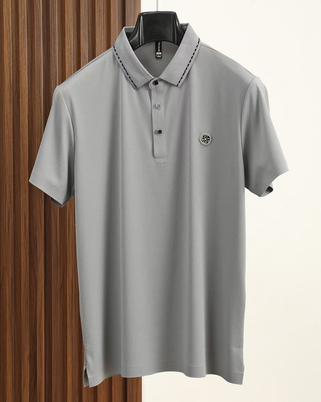 NO:510310,.【LV】Stylish and simple short-sleeved T-shirt is famous for its simple and delicate design and high-quality details, perfect cut, and the latest British hanging dot and line technology after the label is more perfect, the materials are meticulous, suitable for any occasion, excellent feel, comfortable and breathable! It is the choice of men who focus on practicality and quality. Original quality, official website synchronous [strong]. New model is available for sale immediately, available in large quantities [handshake] 174 catties, wear L, maximum wear 190 catties. M-3XL.,,louis vuitton, T-shirt,tees, t-shirt,alexander wang19860909.【 LV】 时尚简约 短袖T恤 简洁细腻的设计和高质细节而闻名,裁剪完美,后标最新英国吊点线技术,更加完美,用料一丝不苟,适合任何场合, 手感极佳 舒服又透气! 是注重实用和品质的男士的选择.原單品質 官網同步[强].新款上市 即转即卖 有大货[握手] 174 斤 穿L 最大穿190斤.M-3XL.,,louis vuitton,T-shirt,tees，t-shirt,alexander wang,Men's clothing