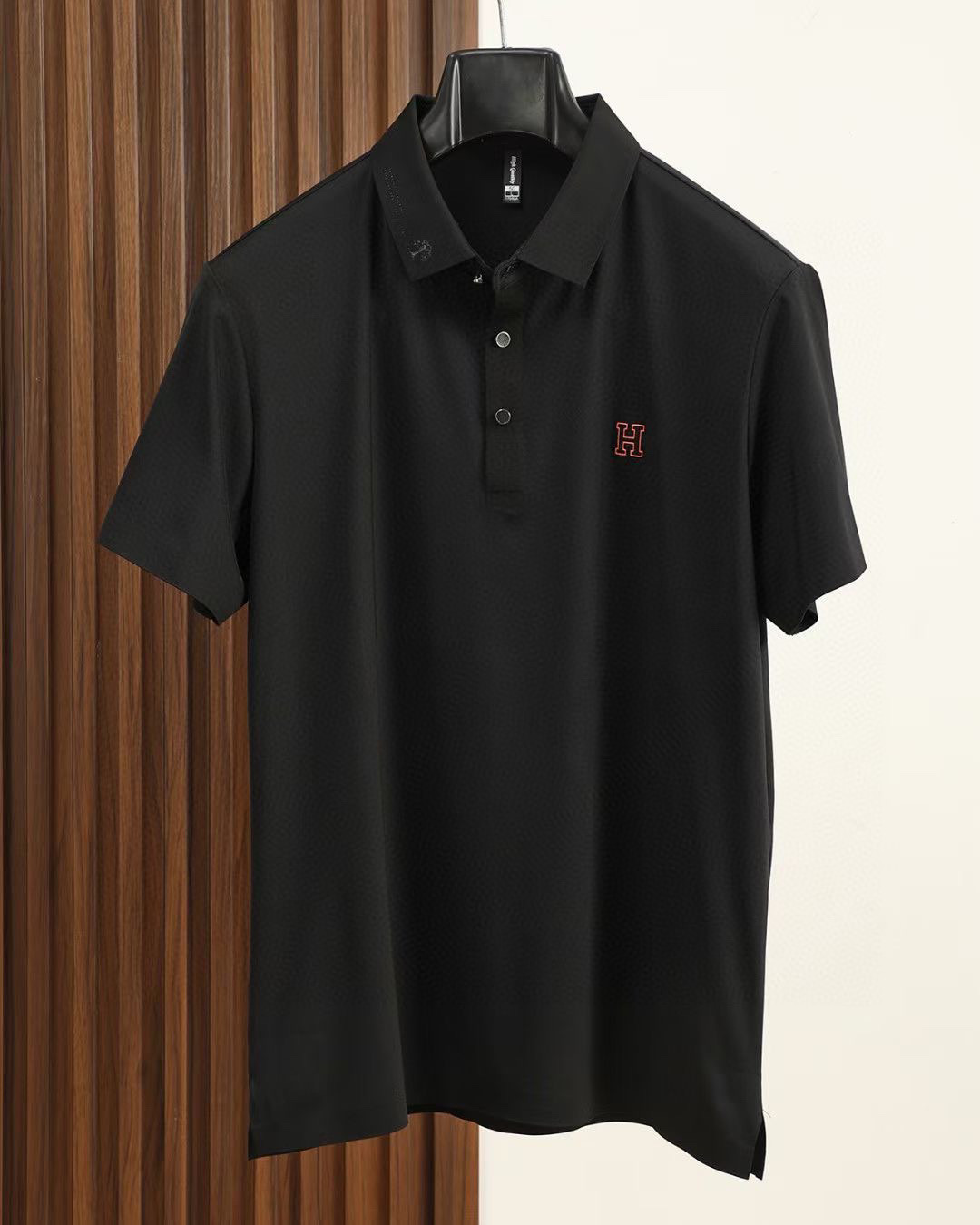 NO:510313,.【Hermes】 Fashionable and simple short-sleeved T-shirt is famous for its simple and delicate design and high-quality details, perfectly tailored, the latest British hanging dot and thread technology, more perfect, meticulous in materials, suitable for any occasion, excellent feel, comfortable and breathable! It is the choice of men who focus on practicality and quality. Original quality, official website synchronous [strong]. New model is available for sale immediately, available in large goods [handshake] 174 catties, wear L, maximum wear 190 catties. M-3XL.,, hermes, T-shirt,tees, t-shirt,alexander wang19860909.【 爱马仕】 时尚简约 短袖T恤 简洁细腻的设计和高质细节而闻名,裁剪完美,后标最新英国吊点线技术,更加完美,用料一丝不苟,适合任何场合, 手感极佳 舒服又透气! 是注重实用和品质的男士的选择.原單品質 官網同步[强].新款上市 即转即卖 有大货[握手] 174 斤 穿L 最大穿190斤.M-3XL.,,hermes,T-shirt,tees，t-shirt,alexander wang,Men's clothing