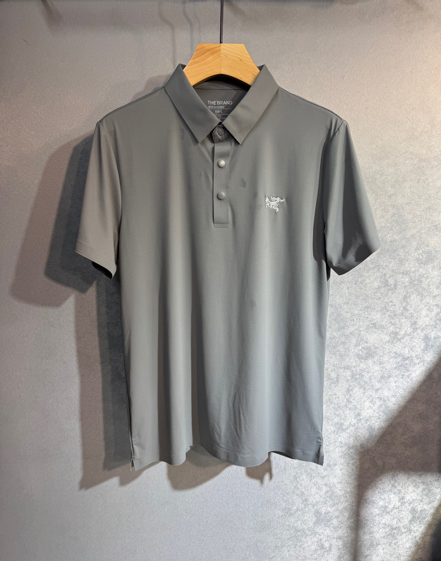 NO:510320,Archaeopteryx 25SS new spring and summer short-sleeved version, the highest version of customized quick-drying fabric, cool and breathable, simple and fashionable, with super good color combination!  Classic logo design, simple and elegant style!  238 full of high-end feel, wearable in all seasons. Simple European style, simple and atmospheric, the same style on sale on the official website. Color: Black, gray, blue. Number of code M-4XL (please report height and weight if you place an order), arc'teryx, T-shirt, alexander wang19860909始祖鸟 25SS新款春夏短袖 最高版本客供定制速干面料 凉爽透气 简单时尚款,配色超级好看！经典logo的设计 简单大方的款式！238满满的高级感,四季可穿.简欧风格,简洁大气,官网同款在售.颜色: 黑色 灰色 蓝色.码数M-4XL（下单请报身高体重）,arc'teryx,T-shirt,alexander wang,Men's clothing