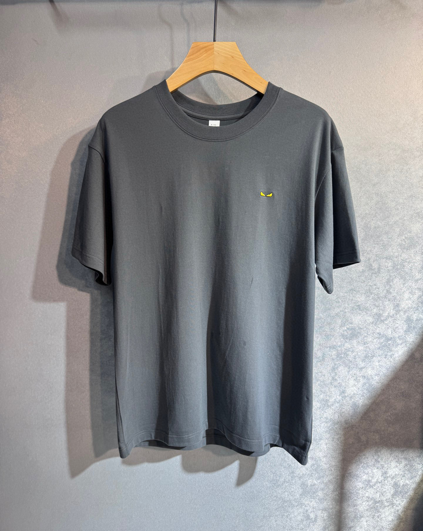 NO:510323,FENDI 25SS new spring and summer short-sleeved version, the highest version is customized pure cotton fabric, comfortable and breathable, simple and fashionable, with super good color matching!  Classic logo design, simple and elegant style!  238 full of high-end feel, wearable in all seasons. Simple European style, simple and atmospheric, the same style on sale on the official website. Color: Black, White, Gray, Blue, Orange. Number of S-3XL (please report height and weight if you place an order),,fendi,fendi,T-shirt,alexander wang19860909FENDI 芬迪 25SS新款春夏短袖 最高版本客供定制纯棉面料 舒适透气 简单时尚款,配色超级好看！经典logo的设计 简单大方的款式！238满满的高级感,四季可穿.简欧风格,简洁大气,官网同款在售.颜色: 黑色 白色 灰色 蓝色 橙色.码数S-3XL（下单请报身高体重）,,fendi,fendi,T-shirt,alexander wang,Men's clothing