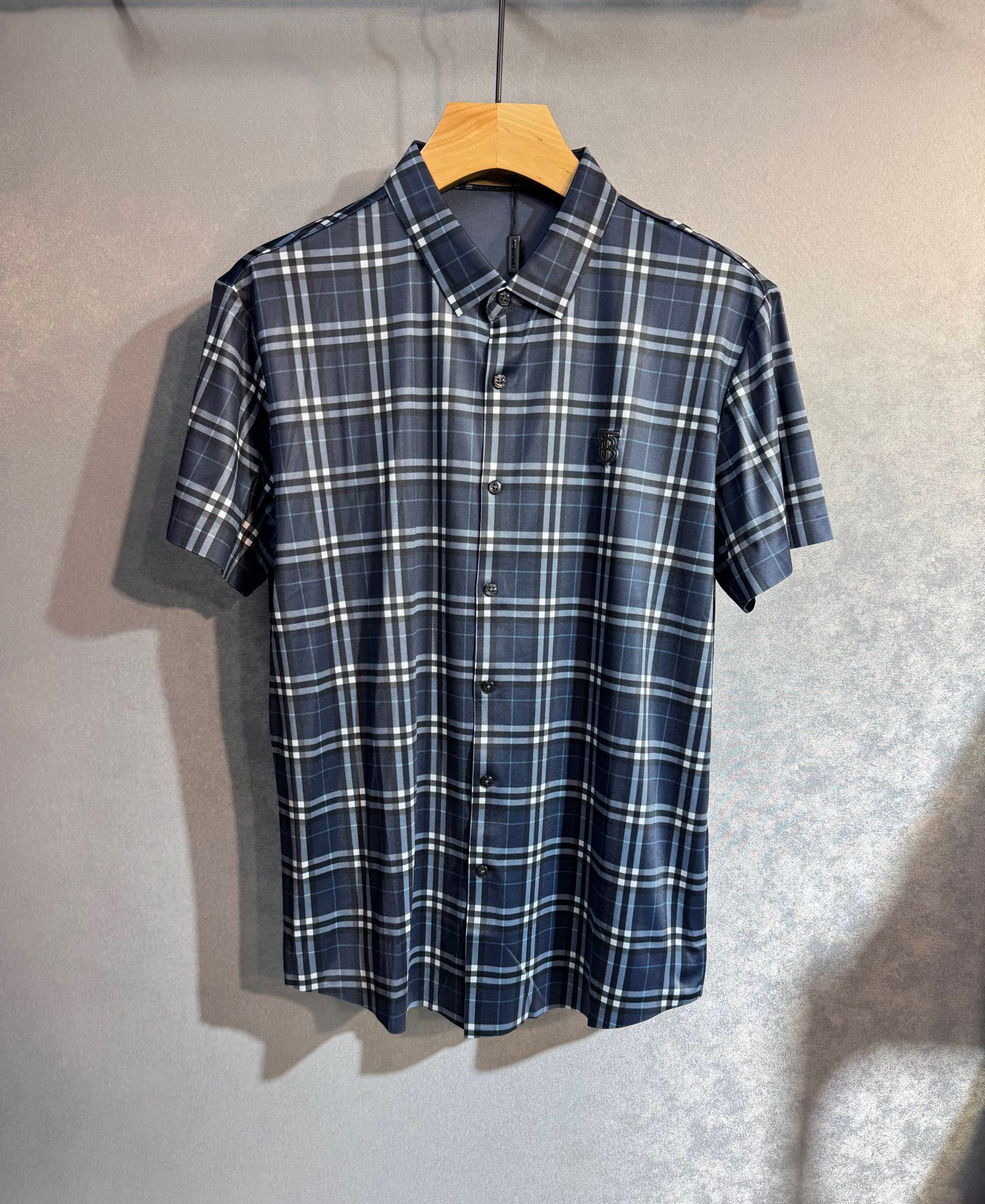 NO:510326,BURBERRY 25SS new spring and summer short-sleeved shirt, the highest version of customized high-end mercerized cotton fabric, simple and fashionable style, super beautiful color matching!  Classic logo design 518 simple and elegant styles!  Full of high-end feel, wearable in all seasons. Simple European style, simple and atmospheric, the same style on sale on the official website. Classic color card sky blue dark blue. Number of code M-4XL (please report height and weight by placing an order, burberry, burberry, shirts, T-shirt, alexander wang19860909BURBERRY 巴宝莉 25SS新款春夏短袖衬衫 最高版本客供定制高端丝光棉面料 简单时尚款,配色超级好看！经典logo的设计 518简单大方的款式！满满的高级感,四季可穿.简欧风格,简洁大气,官网同款在售.颜色经典卡 天蓝色 深蓝色.码数M-4XL（下单请报身高体重,,burberry,burberry,shirts,T-shirt,alexander wang,Men's clothing