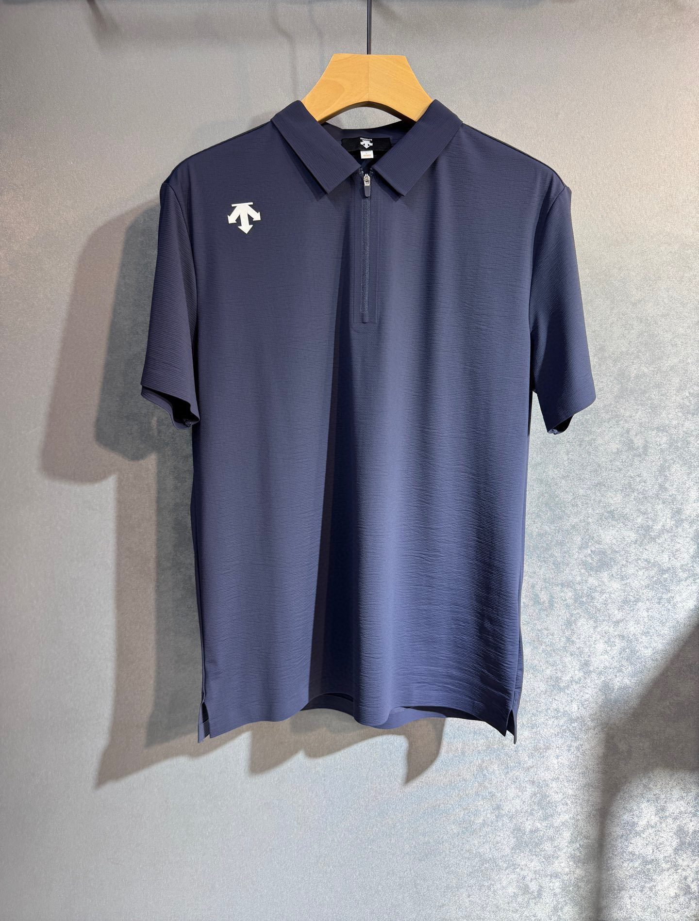 NO:510332,DESCENTE 2025 spring and summer new short-sleeved lapel Polo T-shirt, men's summer elegant and tall and fashionable first choice for lapels, short-sleeved lapels, you can wear a summer polo shirt with a high-end and simple series!  The upper body is crisp and stylish, completely subverts the summer clothing type, and the summer wear is breathable, cool, sweat-absorbent, ultimate comfort, number M-3XL (please report height and weight by order), T-shirt,tees, t-shirt,alexander wang19860909DESCENTE迪桑特 2025春夏新款短袖翻领PoloT恤衫,男人夏季优雅高大尚首选单品翻领短袖翻领,可以穿一整个夏天polo衫高端简约系列 ！上身挺括有型,完全颠覆夏季着装类型,夏季穿着透气 凉爽 吸汗,极致舒适感,码数Ｍ-3XL(下单请报身高体重),,T-shirt,tees，t-shirt,alexander wang,Men's clothing