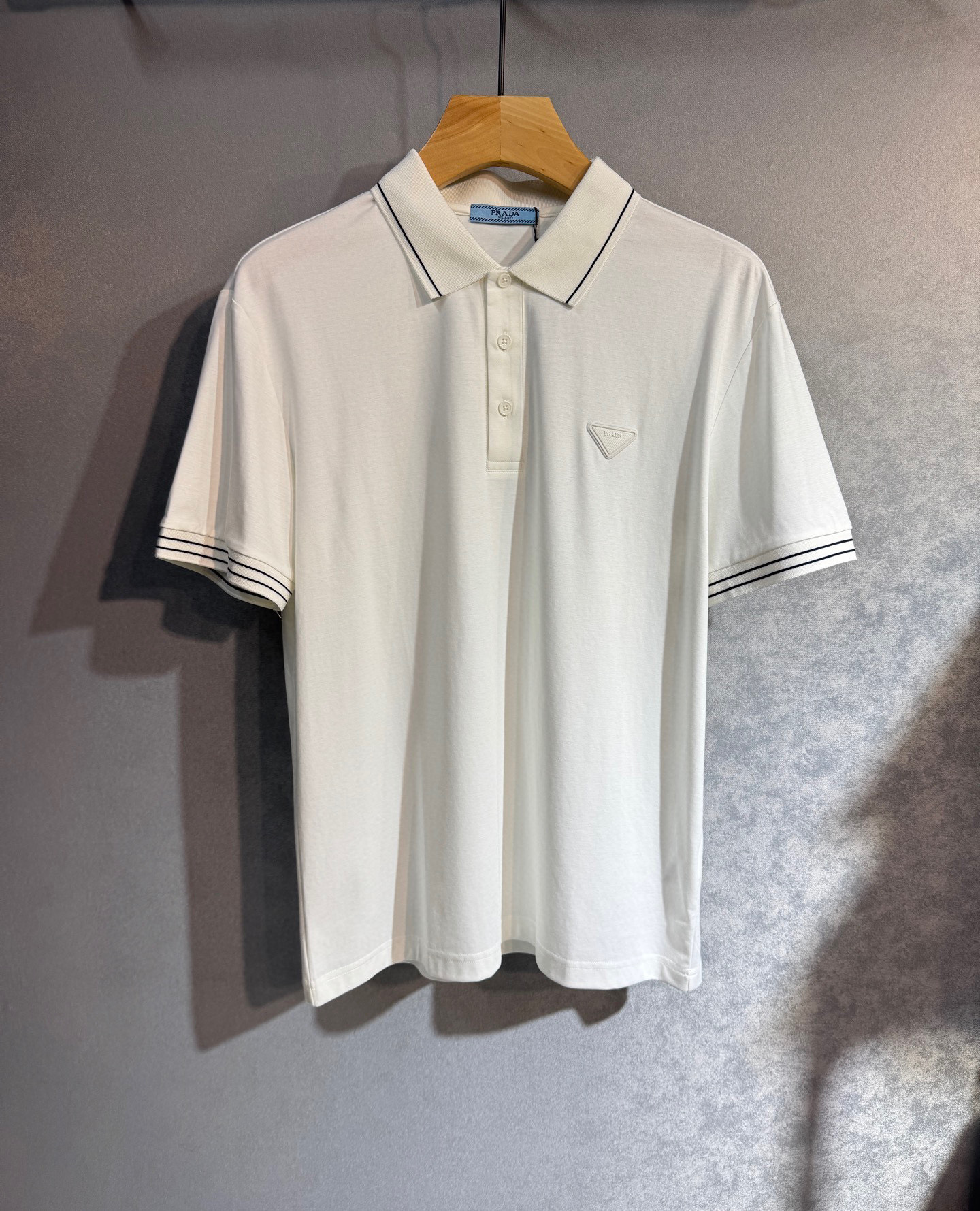 NO:510335,PRADA 25SS new spring and summer short sleeves, the highest version of customized mercerized cotton fabric, simple and fashionable style, super beautiful color matching!  Classic logo design, simple and elegant style, full of high-end feel, 216 seasons wearable. Simple European style, simple and atmospheric, the same style on sale on the official website. Color white, blue. Number of code M-4XL (please report height and weight if you place an order),,prada,prada,T-shirt,alexander wang19860909PRADA 普拉达 25SS新款春夏短袖 最高版本客供定制丝光棉面料 简单时尚款,配色超级好看！经典logo的设计 简单大方的款式 满满的高级感,216四季可穿.简欧风格,简洁大气,官网同款在售.颜色白色 蓝色.码数M-4XL（下单请报身高体重）,,prada,prada,T-shirt,alexander wang,Men's clothing