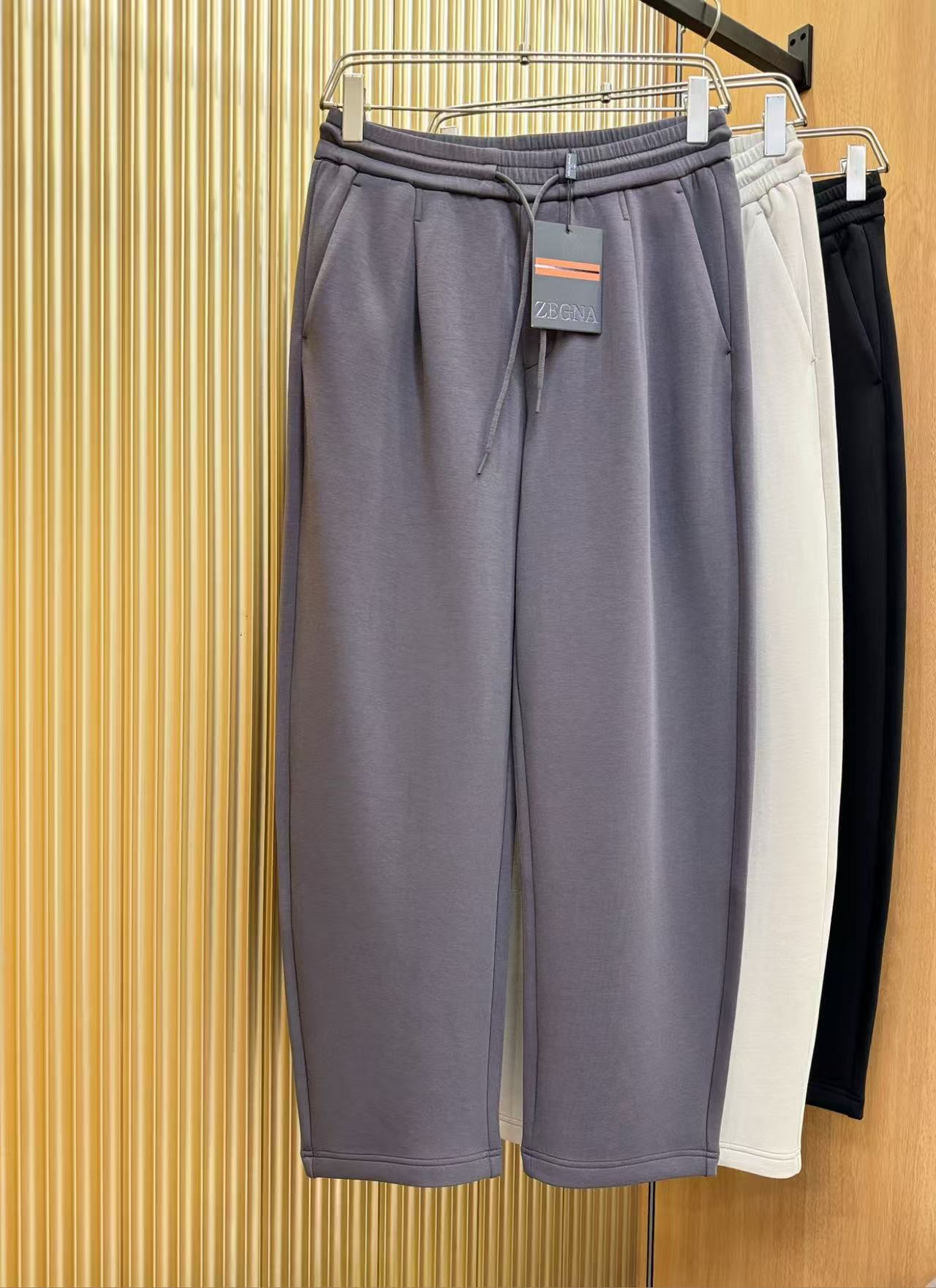 NO:711866,[Emenia Ermenegildo Zegna] Simple and fashionable, early autumn casual pants are very comfortable to wear. They are low-key yet luxurious. They are very classy when worn, and the style and cut of the pants need no introduction. The upper body is exquisite and vivid. Really first-class and top-quality materials. Really palace-level casual pants, using Turkish cotton to produce the most famous denim. The quality is outstanding. After heavy washing, the pants are very soft!  The straight-leg version is not flattering and the upper body is absolutely stylish. The waistband is inlaid with silver jewelry and is an expert design. It is extremely luxurious. M-4XL.,,zegna,19860909【 杰尼亚】简约时尚 早秋休闲裤身穿着非常舒适 低调不失奢华 穿出去非常有档次,裤型款式和裁剪亦无需多言 上身精致跃然.真正一等一顶级质料 真正殿堂级的休闲裤,选用土耳其的棉花 生产出最有名的单宁布 品质卓然,经过重水洗使得裤子很柔软！直脚的版型 不挑人 上身绝对的有型 裤腰镶嵌银饰达人设计 极度奢华.M-4XL.,,zegna,,Men's clothing