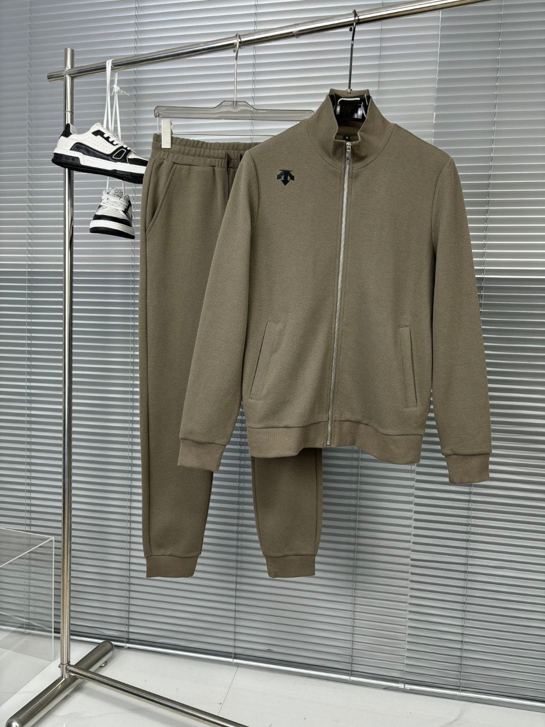 NO:599727,[Descente] Hot model a high-end!  Aristocratic Suit [Rose][Rose] Original quality exclusive high-quality suit from major brands, all of which are top-notch European and American designs and fabrics, works by the world's top designers, with elements of international fashion brands, embodying elegance, individuality, fashion [strong][strong][strong]. Our company does not attract customers with low prices, but starts with quality, taste, connotation and some top design elements. 175 140 catties, wearing L can wear 200 catties. Standard size  M-4XL.,,alexander wang19860909【 迪桑特】爆款a 高端 ！贵族套装 [玫瑰][玫瑰]原单品质独家首选高品质各大品牌套装,全是欧美顶级爆款花色及面料手工,世界顶尖设计师作品,具备国际时尚大牌元素,体现高雅、个性、时尚[强][强][强].本公司不是以低价格吸引客户,是以品质、品味、内涵以及一些顶级设计元素为起点.175 140斤 穿L 可以穿200斤.标准尺码 M-4XL.,,alexander wang,Men's clothing