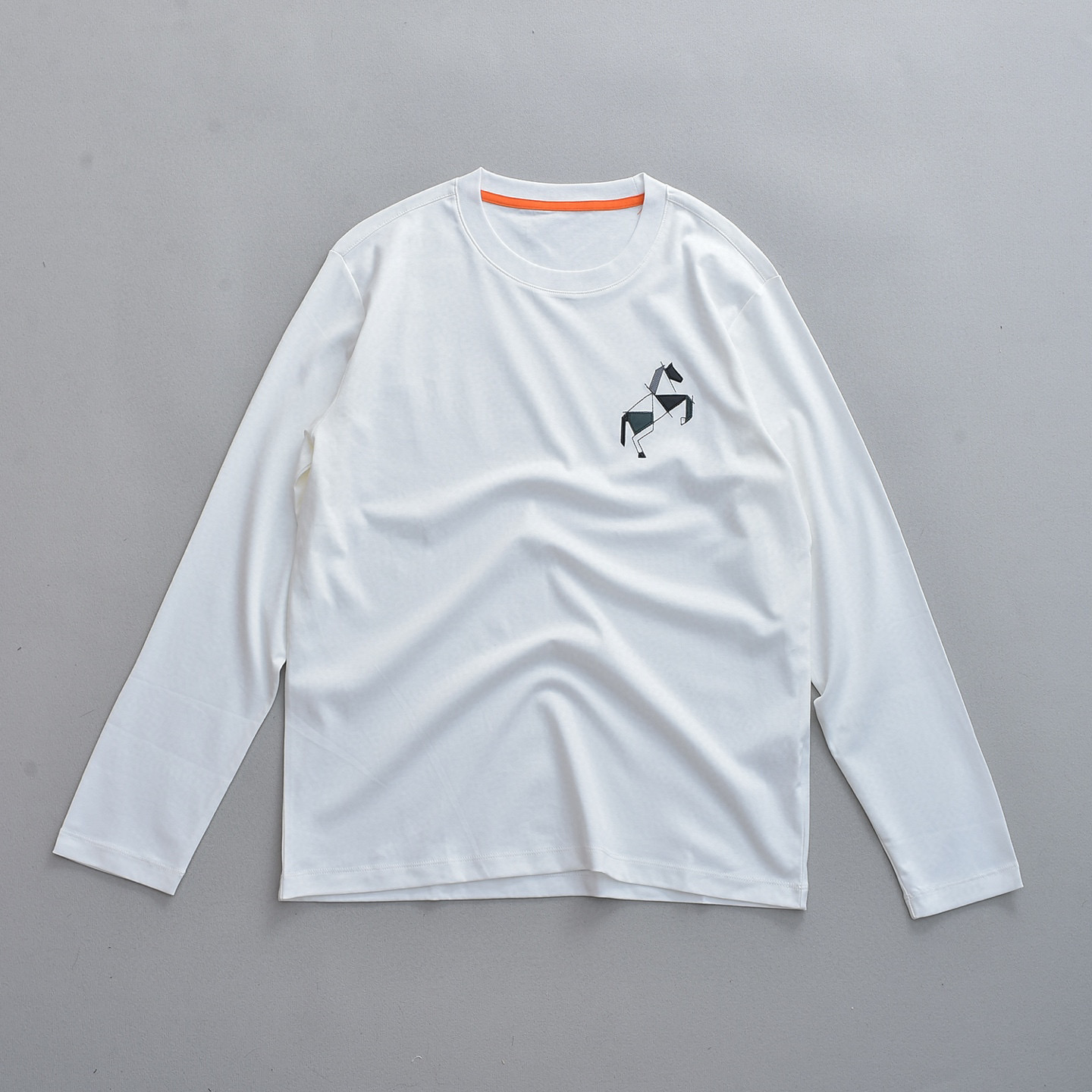 NO:599650,.[Hermès] Stylish and simple early autumn bottoming shirt. It is famous for its simple and delicate design and high-quality details. It is perfectly cut and marked with the latest British hanging point thread technology on the back. It is even more perfect. The materials are meticulous and suitable for any occasion. It feels excellent, comfortable and breathable! It is the choice of men who pay attention to practicality and quality. The quality of the original order is synchronized with the official website [strong]. New models are on the market and sold immediately. There are large quantities [handshake] 174 pounds, wearing L Max wears 190 pounds.M-3XL.,,hermes,alexander wang19860909.【 爱马仕】 时尚简约 早秋打底衫 简洁细腻的设计和高质细节而闻名,裁剪完美,后标最新英国吊点线技术,更加完美,用料一丝不苟,适合任何场合, 手感极佳 舒服又透气! 是注重实用和品质的男士的选择.原單品質 官網同步[强].新款上市 即转即卖 有大货[握手] 174 斤 穿L 最大穿190斤.M-3XL.,,hermes,alexander wang,Men's clothing