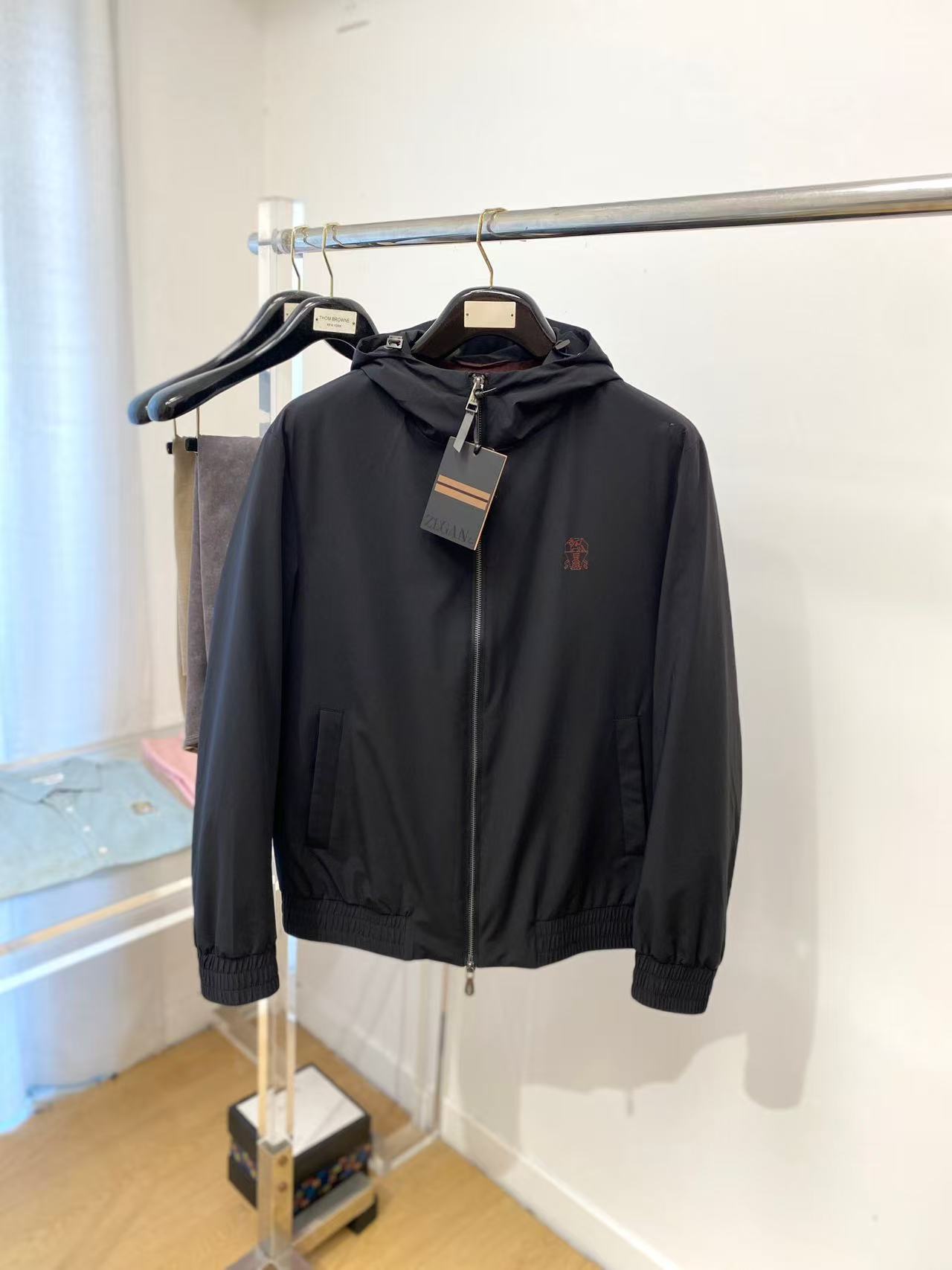 NO:595756,[Bruti] Simple autumn and winter. Down jacket 90 white duck down aristocratic high-level request order, high standard customization. The upper body is very stylish, classic and versatile. Customer-supplied hardware. Each one has a unique logo. It can be matched with any fashion in winter. A real top order. The version is also very good. Slim version. Highly recommended. 175. Wear L at 140 pounds. The maximum wear is about 190 pounds. It is recommended to report the height and weight matching. M-3XL.,,down  jacket,alexander wang19860909【 布鲁提】秋冬简约.羽绒服 90白鸭绒贵族高级别要求订单 高标准定制　上身非常有型 经典百搭 客供五金 每颗都有独特logo 冬季任何时装都可以搭配　真正的顶级订单 版型上也是非常的好 修身版型 强烈推荐.175 140斤穿L 最大穿190斤左右 .建 议报身高体重配码 .M-3XL.,,down jacket,alexander wang,Men's clothing