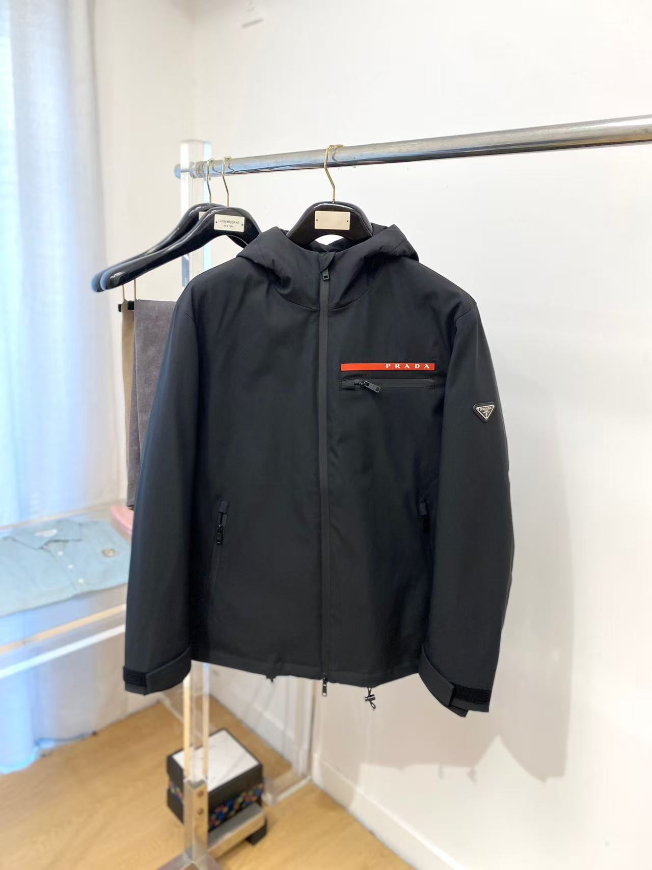 NO:599662,[Prada] Autumn and winter simple. Down jacket 90 white duck down aristocratic high-level request order, high standard customization. The upper body is very stylish, classic and versatile. Customer-supplied hardware. Each one has a unique logo. It can be matched with any fashion in winter. A real top order. The version is also very good. The slim version is highly recommended. 175. Wear L at 140 pounds. The maximum wear is about 190 pounds. It is recommended to report the height and weight.  .M-3XL.,,prada,down jacket,alexander wang19860909【 普拉达】秋冬简约.羽绒服 90白鸭绒贵族高级别要求订单 高标准定制　上身非常有型 经典百搭 客供五金 每颗都有独特logo 冬季任何时装都可以搭配　真正的顶级订单 版型上也是非常的好 修身版型 强烈推荐.175 140斤穿L 最大穿190斤左右 .建 议报身高体重配码 .M-3XL.,,prada,down jacket,alexander wang,Men's clothing