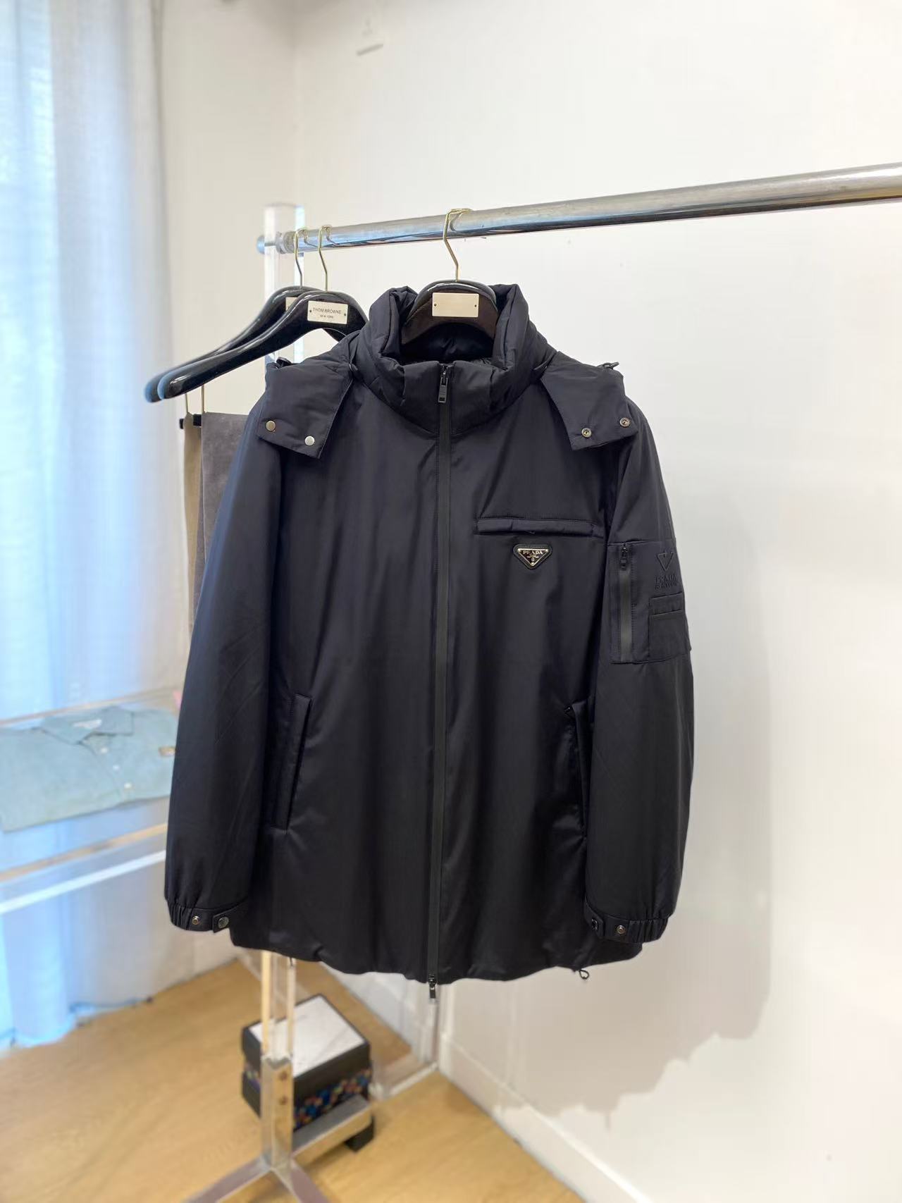 NO:595757,[Prada] Autumn and winter simple. Down jacket 90 white duck down aristocratic high-level request order, high standard customization. The upper body is very stylish, classic and versatile. Customer-supplied hardware. Each one has a unique logo. It can be matched with any fashion in winter. A real top order. The version is also very good. The slim version is highly recommended. 175. Wear L at 140 pounds. The maximum wear is about 190 pounds. It is recommended to report the height and weight.  .M-3XL.,,prada,down jacket,alexander wang19860909【 普拉达】秋冬简约.羽绒服 90白鸭绒贵族高级别要求订单 高标准定制　上身非常有型 经典百搭 客供五金 每颗都有独特logo 冬季任何时装都可以搭配　真正的顶级订单 版型上也是非常的好 修身版型 强烈推荐.175 140斤穿L 最大穿190斤左右 .建 议报身高体重配码 .M-3XL.,,prada,down jacket,alexander wang,Men's clothing