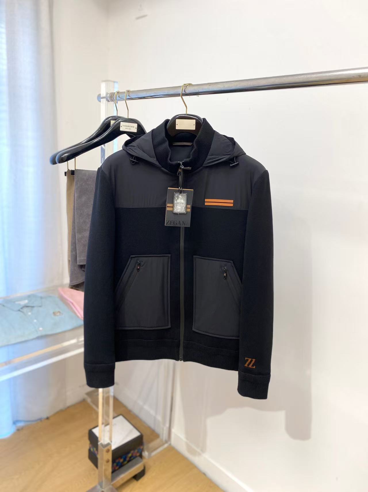 NO:599665,【Emenia Zegna】Autumn and winter simple. Down jacket 90 white duck down aristocratic high-level request order, high standard customization. The upper body is very stylish, classic and versatile. Customer-supplied hardware. Each one has a unique logo. It can be matched with any fashion in winter. A real top order. The version is also very good. Slim version is highly recommended. 175. Wear L at 140 catties. The maximum wear is about 190 catties. It is recommended to report the height and weight matching.  .M-3XL.,,zegna,down jacket,alexander wang19860909【 杰尼亚】秋冬简约.羽绒服 90白鸭绒贵族高级别要求订单 高标准定制　上身非常有型 经典百搭 客供五金 每颗都有独特logo 冬季任何时装都可以搭配　真正的顶级订单 版型上也是非常的好 修身版型 强烈推荐.175 140斤穿L 最大穿190斤左右 .建 议报身高体重配码 .M-3XL.,,zegna,down jacket,alexander wang,Men's clothing