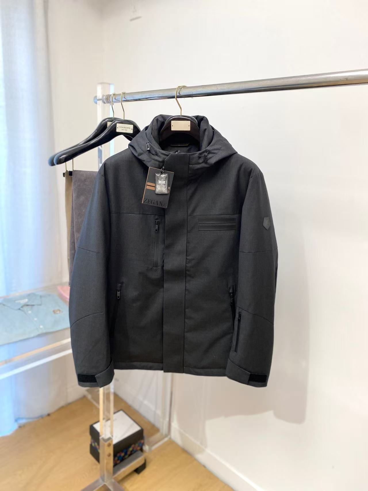 NO:595758,【Emenia Zegna】Autumn and winter simple. Down jacket 90 white duck down aristocratic high-level request order, high standard customization. The upper body is very stylish, classic and versatile. Customer-supplied hardware. Each one has a unique logo. It can be matched with any fashion in winter. A real top order. The version is also very good. Slim version is highly recommended. 175. Wear L at 140 catties. The maximum wear is about 190 catties. It is recommended to report the height and weight matching.  .M-3XL.,,zegna,down jacket,alexander wang19860909【 杰尼亚】秋冬简约.羽绒服 90白鸭绒贵族高级别要求订单 高标准定制　上身非常有型 经典百搭 客供五金 每颗都有独特logo 冬季任何时装都可以搭配　真正的顶级订单 版型上也是非常的好 修身版型 强烈推荐.175 140斤穿L 最大穿190斤左右 .建 议报身高体重配码 .M-3XL.,,zegna,down jacket,alexander wang,Men's clothing