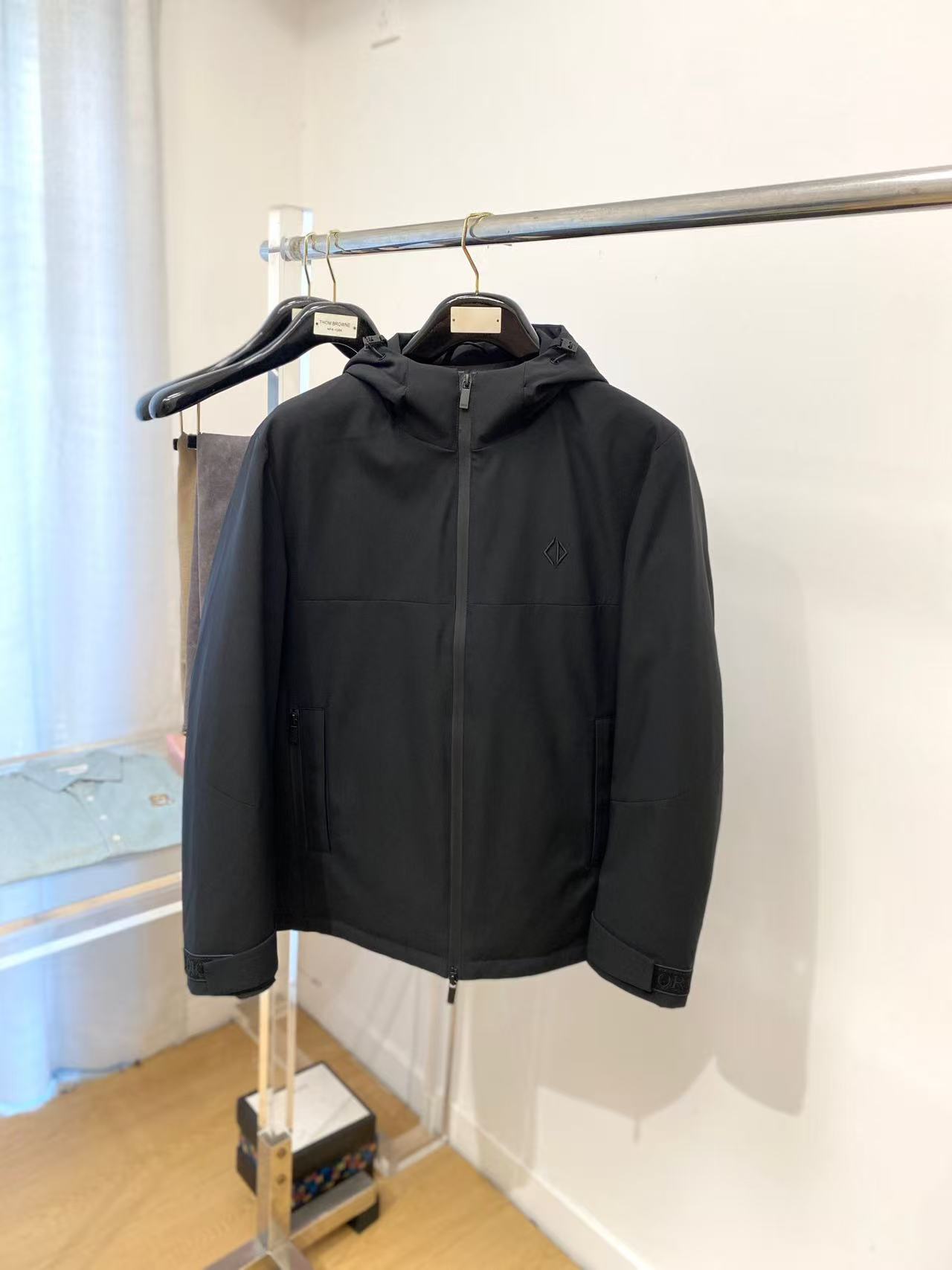 NO:595759,[Dior] Autumn and winter simple. Down jacket 90 white duck down aristocratic high-level request order, high standard customization. The upper body is very stylish, classic and versatile. Customer-supplied hardware. Each one has a unique logo. It can be matched with any fashion in winter. A real top order. The version is also very good. The slim version is highly recommended. 175. Wear L at 140 pounds. The maximum wear is about 190 pounds. It is recommended to report the height and weight.  .M-3XL.,,dior,down jacket,alexander wang19860909【 迪奥】秋冬简约.羽绒服 90白鸭绒贵族高级别要求订单 高标准定制　上身非常有型 经典百搭 客供五金 每颗都有独特logo 冬季任何时装都可以搭配　真正的顶级订单 版型上也是非常的好 修身版型 强烈推荐.175 140斤穿L 最大穿190斤左右 .建 议报身高体重配码 .M-3XL.,,dior,down jacket,alexander wang,Men's clothing