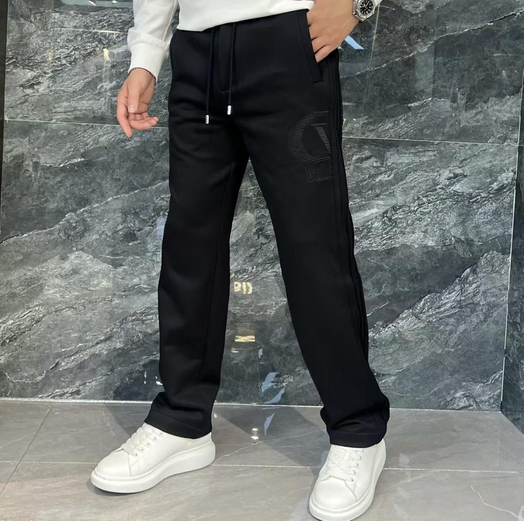 NO:595763,[Valentino] Simple and fashionable, autumn and winter casual pants are very comfortable to wear, low-key yet luxurious. They are very classy when worn, and the style and cut of the pants are needless to say. The upper body is exquisite and vivid. Really first-class and top-quality materials. Really palace-level casual pants, using Turkish cotton to produce the most famous denim fabric. The quality is outstanding, and the pants are very soft after heavy washing!  The straight-leg version is not picky. The upper body is absolutely stylish. The waistband is inlaid with silver jewelry. It is extremely luxurious. 30-38.,,valentino,alexander wang19860909【 华伦天奴】简约时尚 秋冬休闲裤身穿着非常舒适 低调不失奢华 穿出去非常有档次,裤型款式和裁剪亦无需多言 上身精致跃然.真正一等一顶级质料 真正殿堂级的休闲裤,选用土耳其的棉花 生产出最有名的单宁布 品质卓然,经过重水洗使得裤子很柔软！直脚的版型 不挑人 上身绝对的有型 裤腰镶嵌银饰达人设计 极度奢华.30-38.,,valentino,alexander wang,Men's clothing