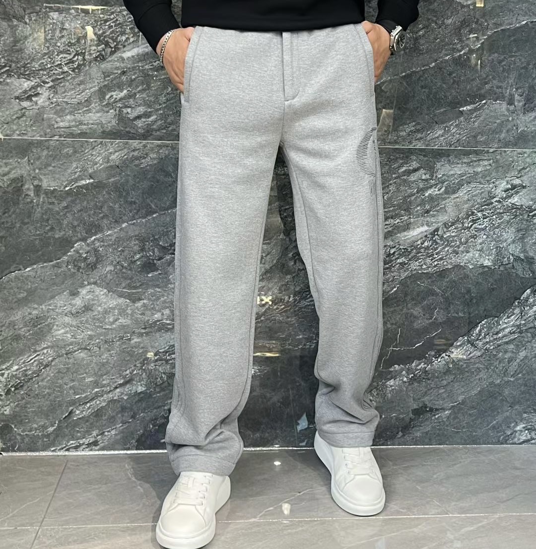 NO:544761,[Valentino] Simple and fashionable, early autumn casual pants are very comfortable to wear. They are low-key yet luxurious. They are very classy when worn. Needless to say the style and cut of the pants. The upper body is exquisite and vivid. Really first-class and top-quality materials. Really palace-level casual pants, using Turkish cotton to produce the most famous denim fabric. The quality is outstanding. After heavy washing, the pants are very soft!  The straight-leg version is not picky. The upper body is absolutely stylish. The waistband is inlaid with silver jewelry. It is extremely luxurious. 30-38.,,valentino,alexander wang19860909【 华伦天奴】简约时尚 早秋休闲裤身穿着非常舒适 低调不失奢华 穿出去非常有档次,裤型款式和裁剪亦无需多言 上身精致跃然.真正一等一顶级质料 真正殿堂级的休闲裤,选用土耳其的棉花 生产出最有名的单宁布 品质卓然,经过重水洗使得裤子很柔软！直脚的版型 不挑人 上身绝对的有型 裤腰镶嵌银饰达人设计 极度奢华.30-38.,,valentino,alexander wang,Men's clothing