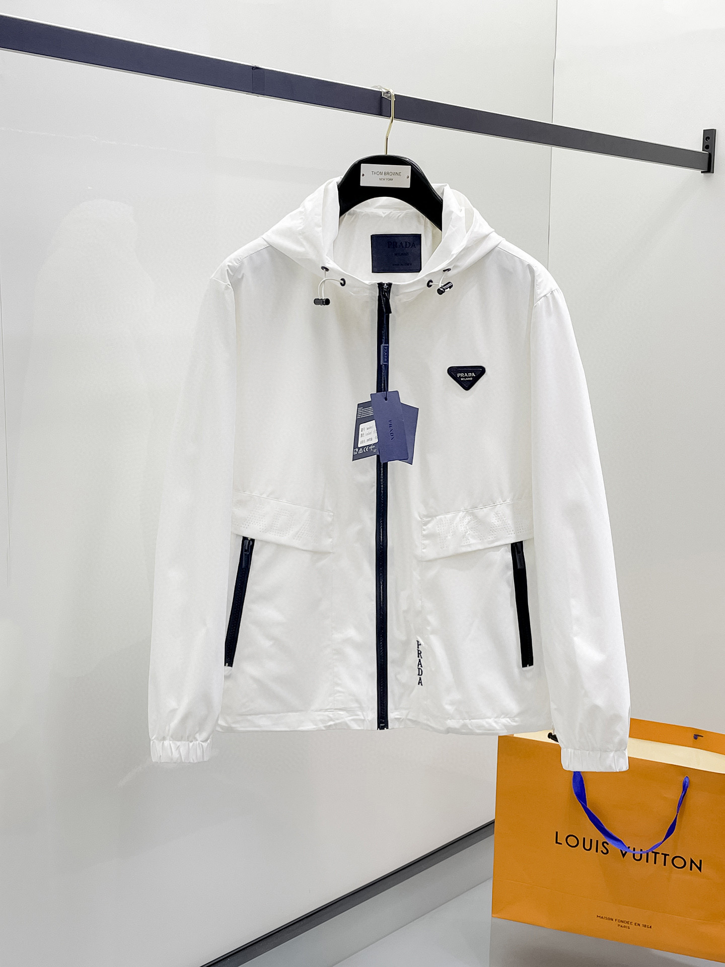 NO:599716,Prada 25ss early autumn [new product] windbreaker jacket hot style new casual fashion jacket autumn and winter counter!  Ultra-avant-garde design style, delicate and comfortable, very light to wear and not easy to wrinkle. Multiple craftsmanship. The overall design is quite visual. The upper body is casual and stylish, with a certain degree of stiffness. It is definitely at the forefront of fashion. It is recommended for urban leisure. Size M~3XL,, prada, jackets & coats, jackets & coats, alexander wang19860909普拉达25ss早秋【新品】风衣夹克外套爆款 秋冬专柜新款休闲时尚夹克外套！超前卫设计风格 细腻舒适 穿着非常轻便不易起皱.多重重工艺 整体的设计颇具视觉感,上身休闲有型,有一定的挺括度,绝对走在时尚最尖端的气质感推荐,都市休闲必备.码数M~3XL,,prada,jackets & coats,jackets & coats,alexander wang,Men's clothing