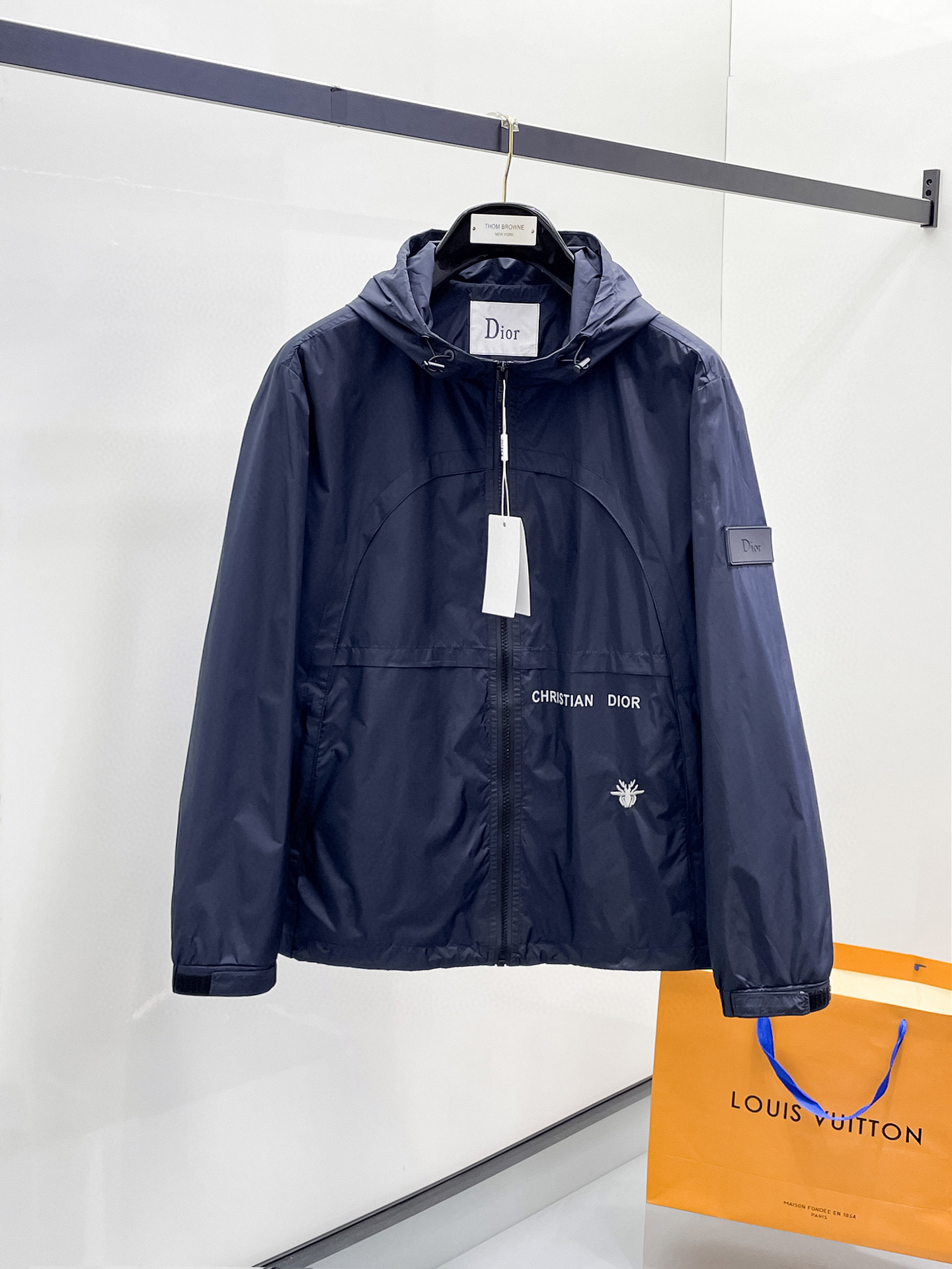 NO:599687,Dior 25ss early autumn [new product] windbreaker jacket hot style new casual fashion jacket autumn and winter counter!  Ultra-avant-garde design style, delicate and comfortable, very light to wear and not easy to wrinkle. Multiple craftsmanship. The overall design is quite visual. The upper body is casual and stylish, with a certain degree of stiffness. It is definitely at the forefront of fashion. It is recommended for urban leisure. Size M~3XL, dior, jackets & coats, jackets & coats, alexander wang19860909迪奥25ss早秋【新品】风衣夹克外套爆款 秋冬专柜新款休闲时尚夹克外套！超前卫设计风格 细腻舒适 穿着非常轻便不易起皱.多重重工艺 整体的设计颇具视觉感,上身休闲有型,有一定的挺括度,绝对走在时尚最尖端的气质感推荐,都市休闲必备.码数M~3XL,,dior,jackets & coats,jackets & coats,alexander wang,Men's clothing