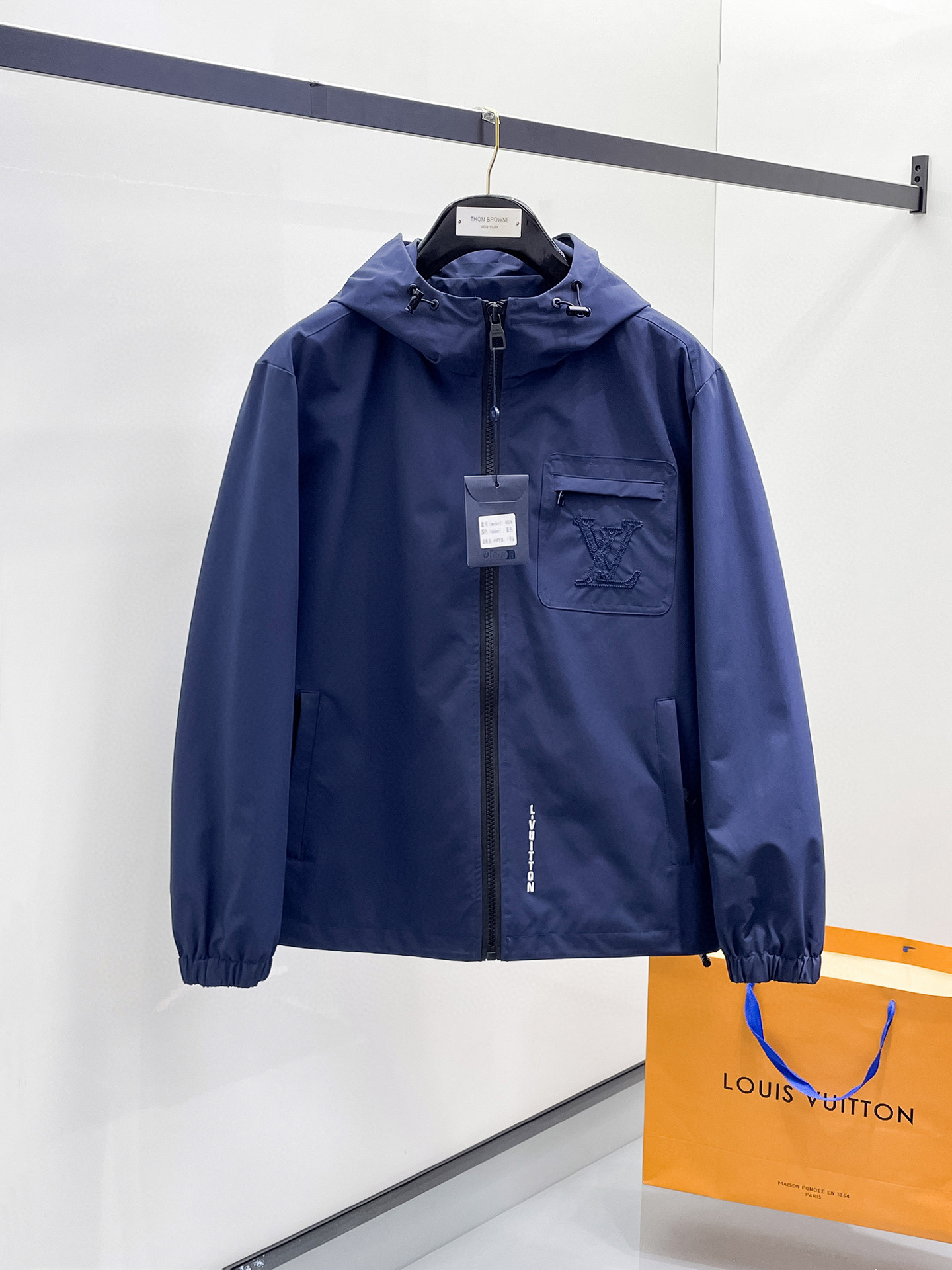 NO:599685,LV 25ss early autumn [new product] windbreaker jacket hot style new casual fashion jacket autumn and winter counter!  Ultra-avant-garde design style, delicate and comfortable, very light to wear and not easy to wrinkle. Multiple craftsmanship. The overall design is quite visual. The upper body is casual and stylish, with a certain degree of stiffness. It is definitely at the forefront of fashion and is recommended for urban leisure. Size M~3XL,, louis vuitton, jackets & coats, jackets & coats, alexander wang19860909LV 25ss早秋【新品】风衣夹克外套爆款 秋冬专柜新款休闲时尚夹克外套！超前卫设计风格 细腻舒适 穿着非常轻便不易起皱.多重重工艺 整体的设计颇具视觉感,上身休闲有型,有一定的挺括度,绝对走在时尚最尖端的气质感推荐,都市休闲必备.码数M~3XL,,louis vuitton,jackets & coats,jackets & coats,alexander wang,Men's clothing