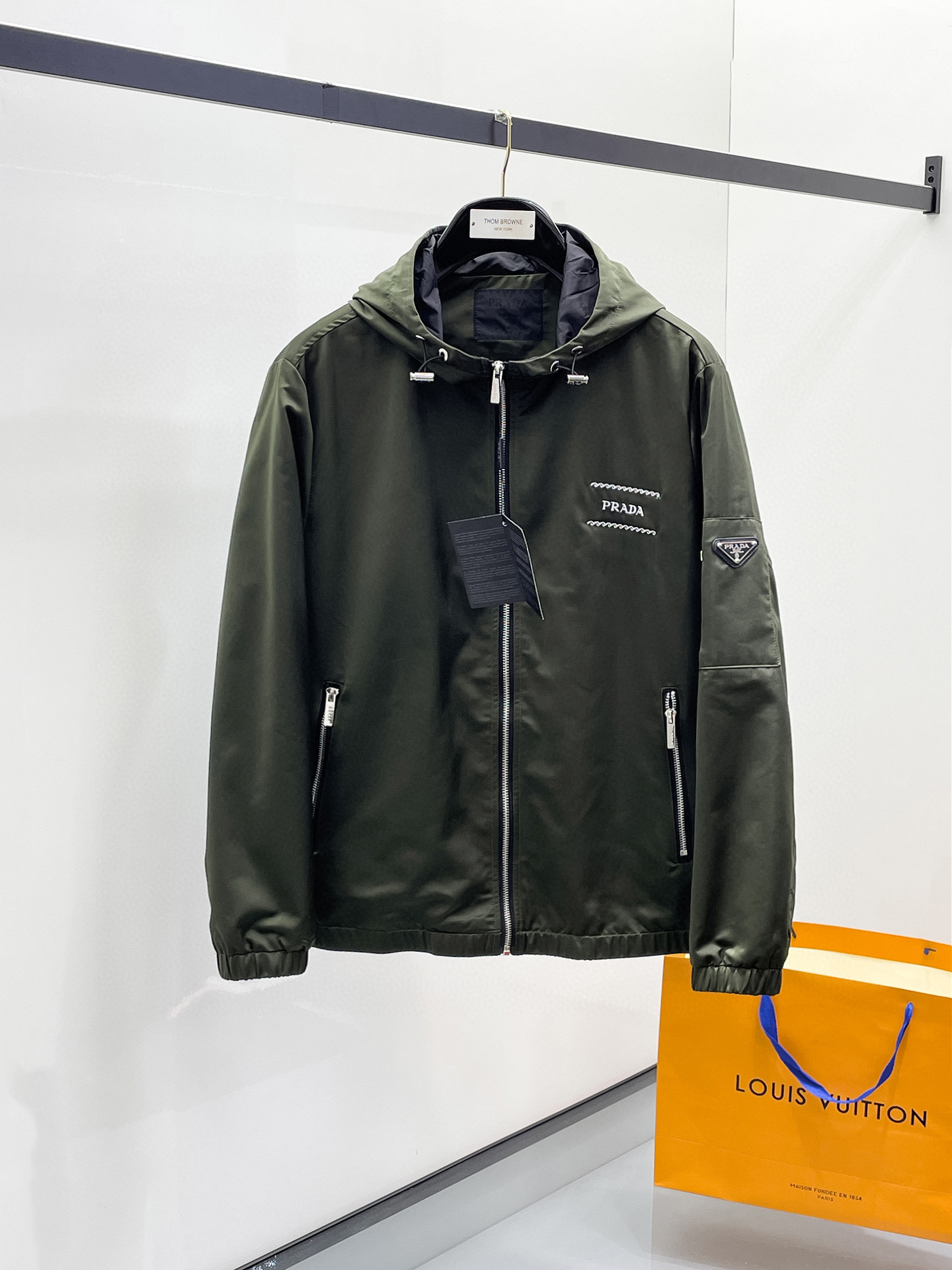 NO:599670,Prada 25ss early autumn [new product] windbreaker jacket hot style new casual fashion jacket autumn and winter counter!  Ultra-avant-garde design style, delicate and comfortable, very light to wear and not easy to wrinkle. Multiple craftsmanship. The overall design is quite visual. The upper body is casual and stylish, with a certain degree of stiffness. It is definitely at the forefront of fashion. It is recommended for urban leisure. Size M~3XL,, prada, jackets & coats, jackets & coats, alexander wang19860909普拉达25ss早秋【新品】风衣夹克外套爆款 秋冬专柜新款休闲时尚夹克外套！超前卫设计风格 细腻舒适 穿着非常轻便不易起皱.多重重工艺 整体的设计颇具视觉感,上身休闲有型,有一定的挺括度,绝对走在时尚最尖端的气质感推荐,都市休闲必备.码数M~3XL,,prada,jackets & coats,jackets & coats,alexander wang,Men's clothing