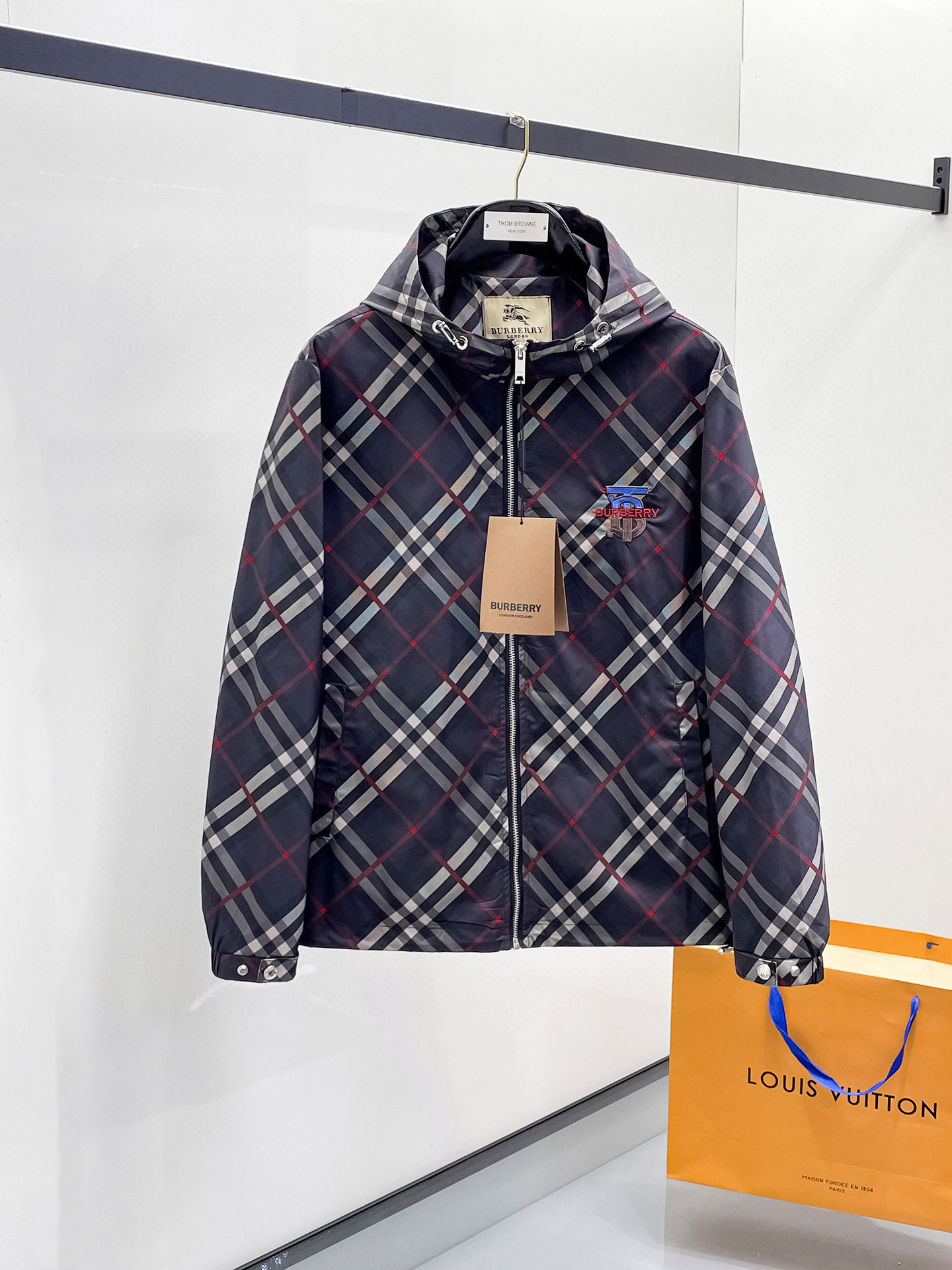 NO:599698,Burberry 25ss early autumn [new product] windbreaker jacket hot style new casual fashion jacket autumn and winter counter!  Ultra-avant-garde design style, delicate and comfortable, very light to wear and not easy to wrinkle. Multiple craftsmanship. The overall design is quite visual. The upper body is casual and stylish, with a certain degree of stiffness. It is definitely at the forefront of fashion. It is recommended for urban leisure. Size M~3XL,,burberry,jackets & coats,jackets & coats,alexander wang19860909巴宝莉25ss早秋【新品】风衣夹克外套爆款 秋冬专柜新款休闲时尚夹克外套！超前卫设计风格 细腻舒适 穿着非常轻便不易起皱.多重重工艺 整体的设计颇具视觉感,上身休闲有型,有一定的挺括度,绝对走在时尚最尖端的气质感推荐,都市休闲必备.码数M~3XL,,burberry,jackets & coats,jackets & coats,alexander wang,Men's clothing